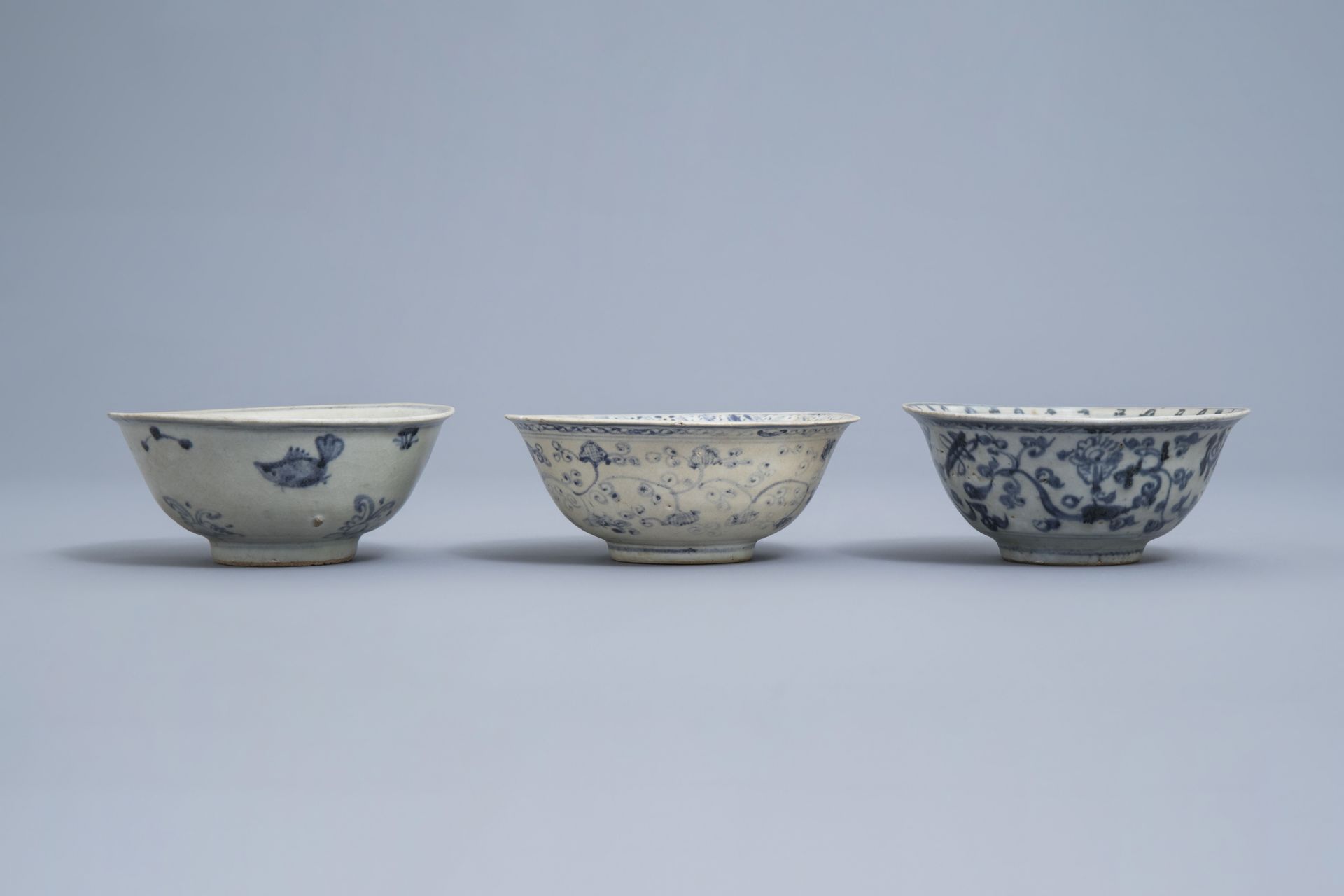 A varied collection of Chinese blue and white bowls and saucers, Ming and later - Image 8 of 30