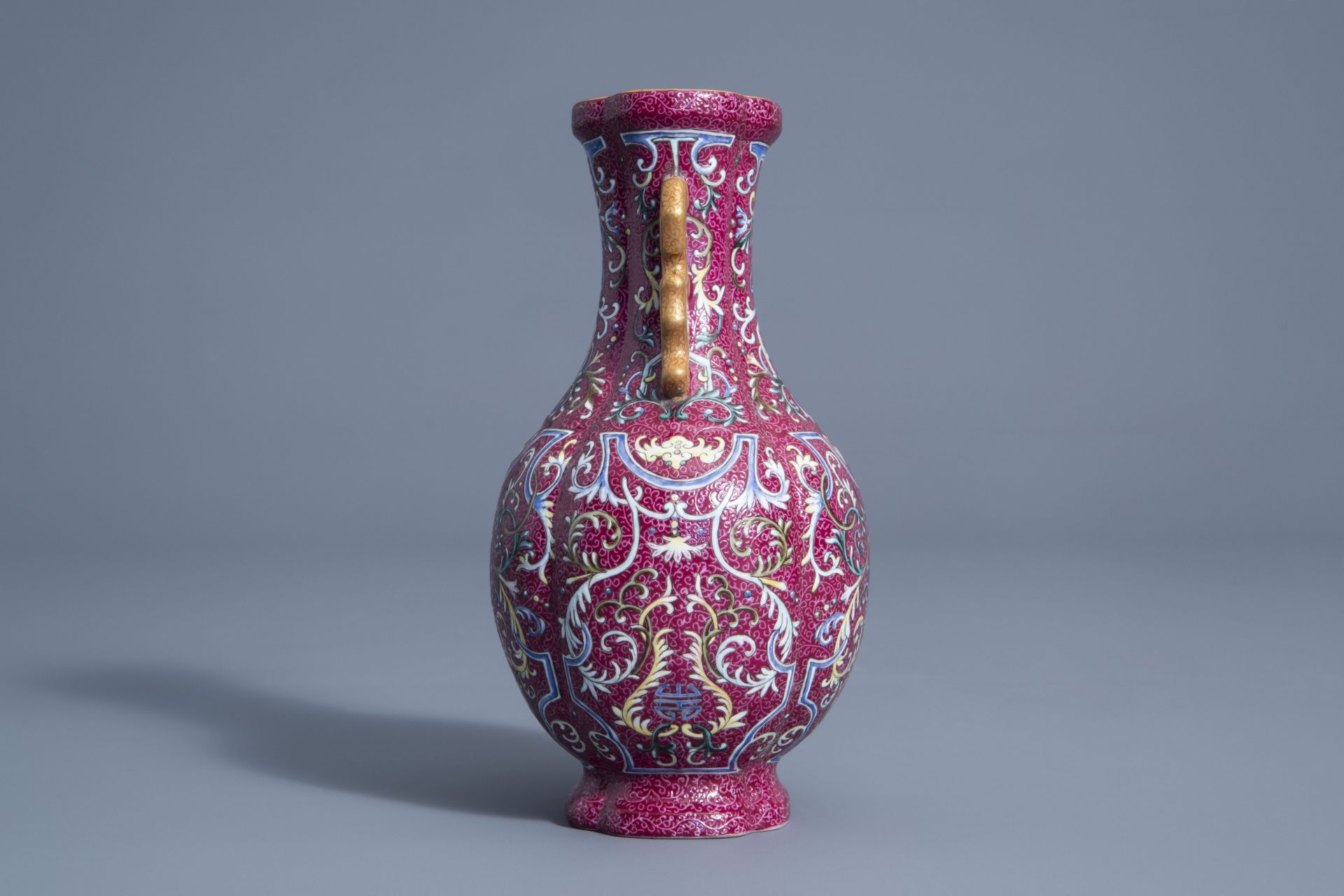 A Chinese famille rose sgraffito vase with floral design and a small gourd plaque, 19th/20th C. - Image 5 of 13