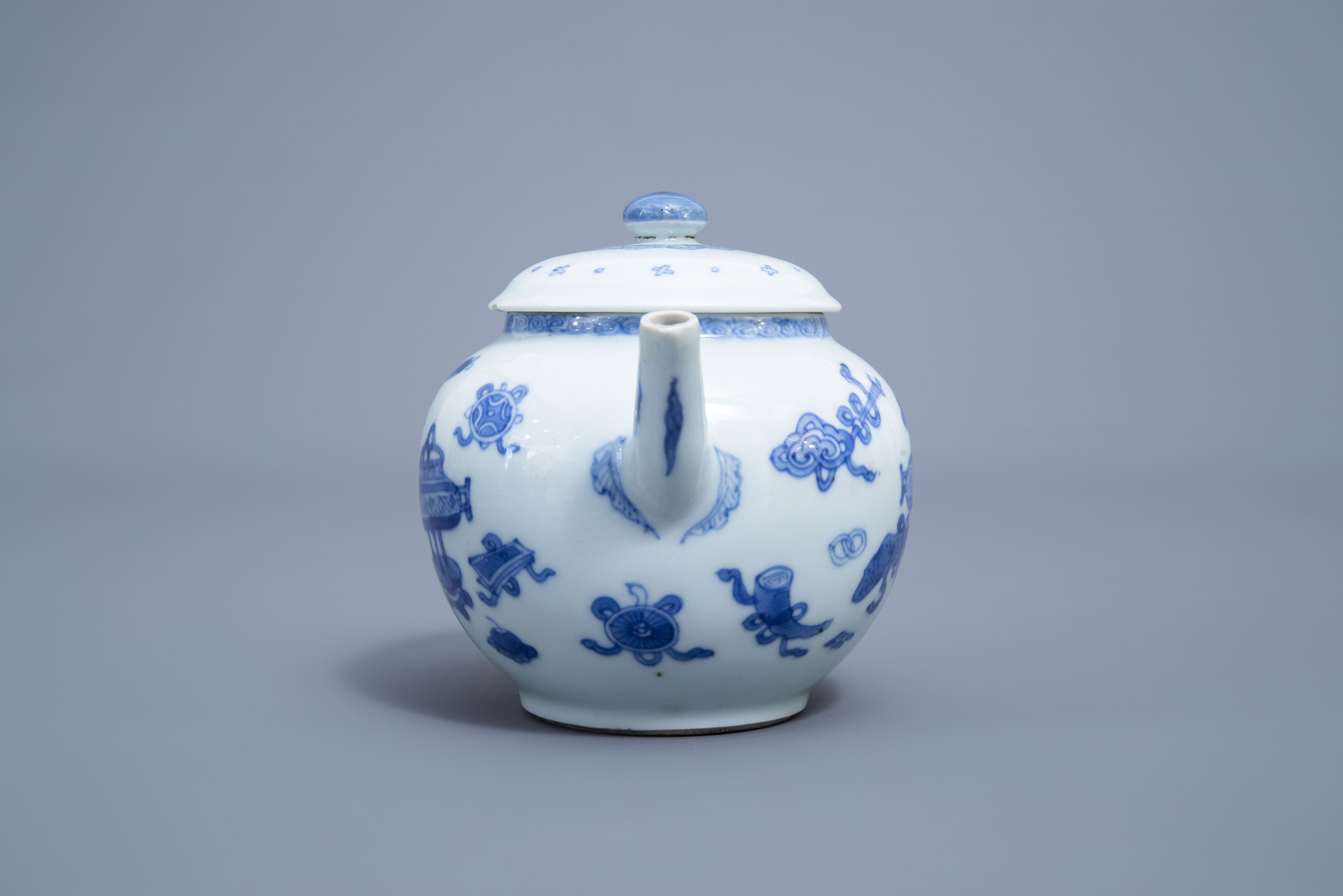 A Chinese blue and white teapot and cover with antiquities design, Kangxi - Image 6 of 8