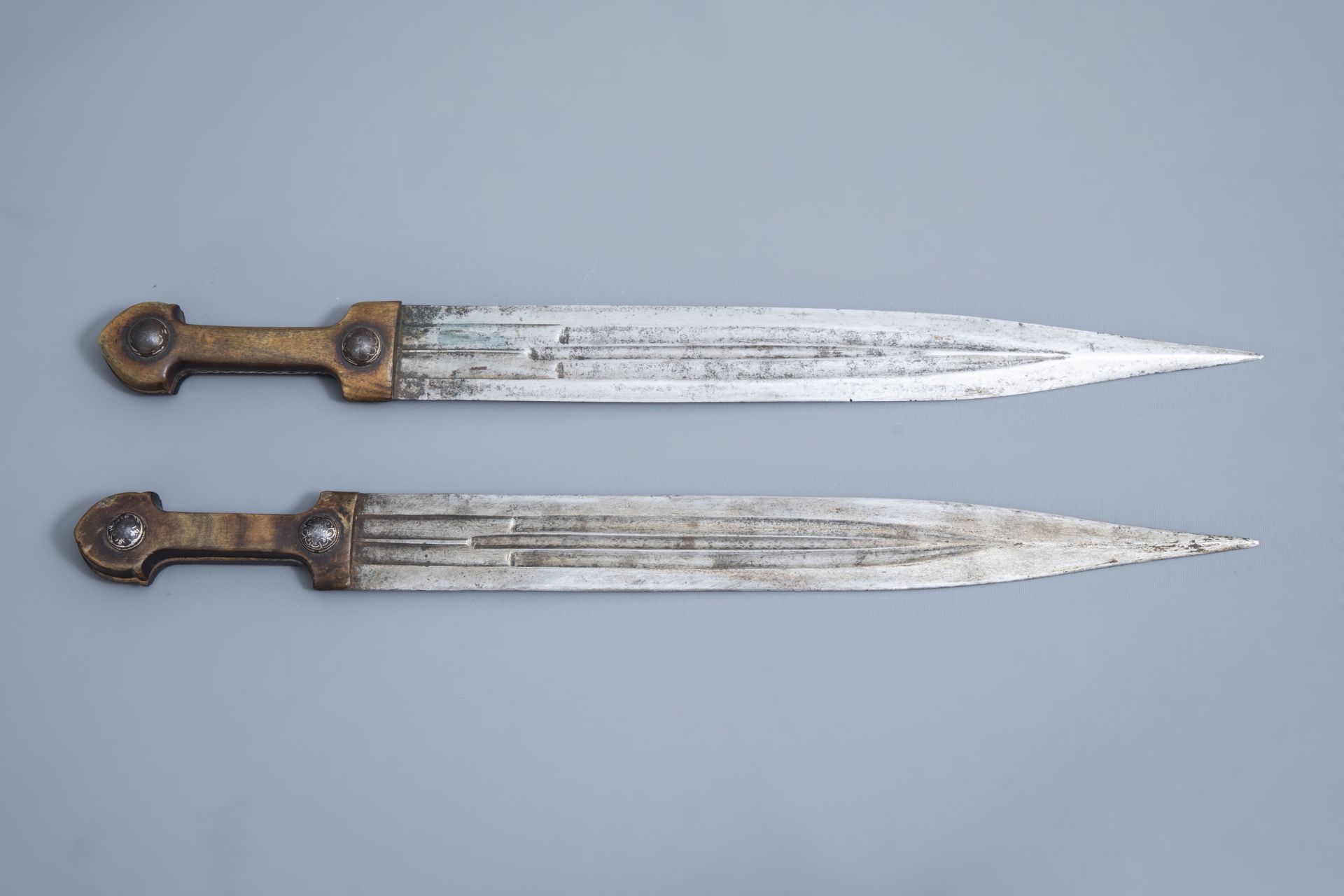 Two Caucasian 'kindjal' daggers with accompanying scabbard, 19th/20th C. - Image 4 of 17