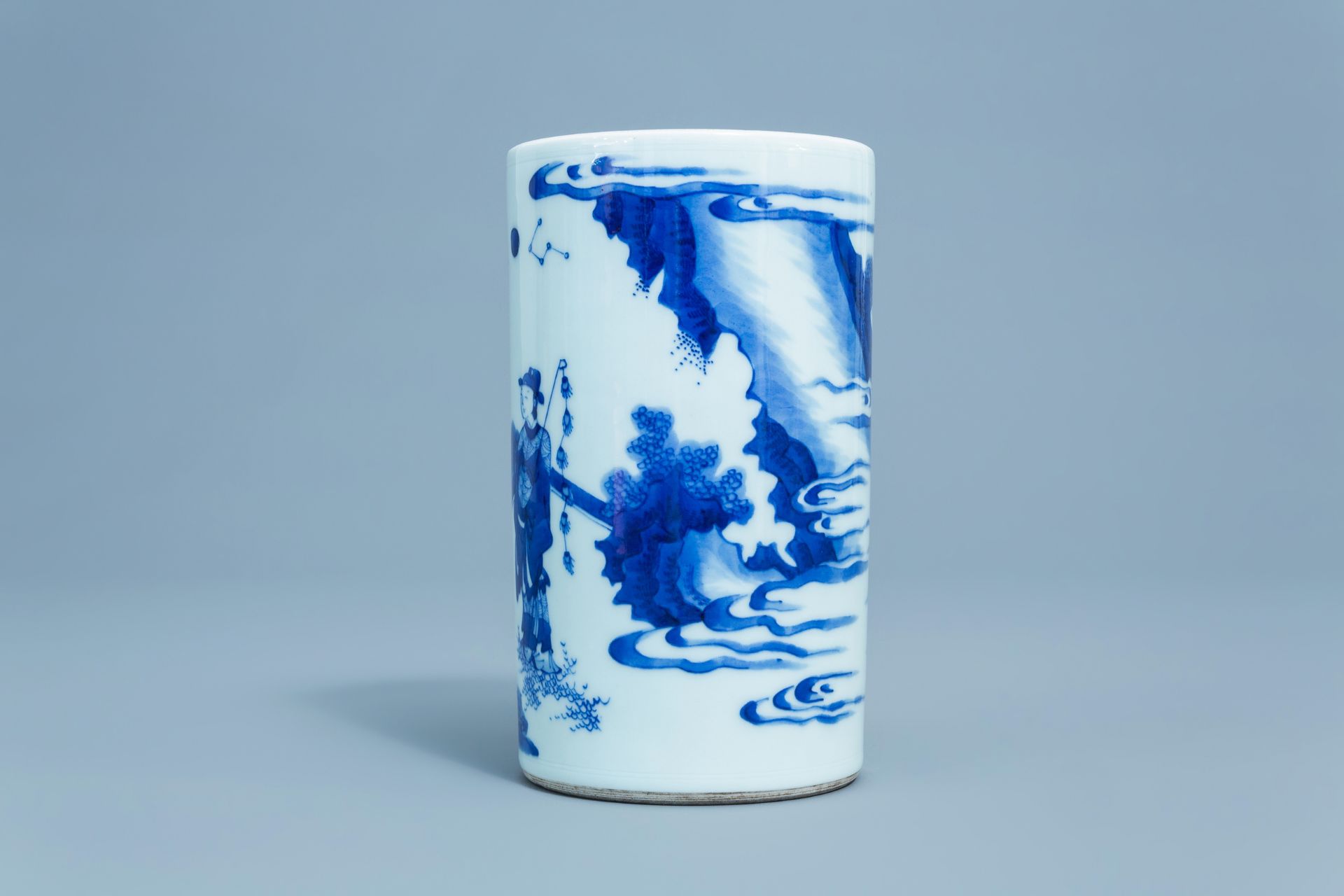 A Chinese blue and white brush pot with figures in a landscape, 20th C. - Image 5 of 7