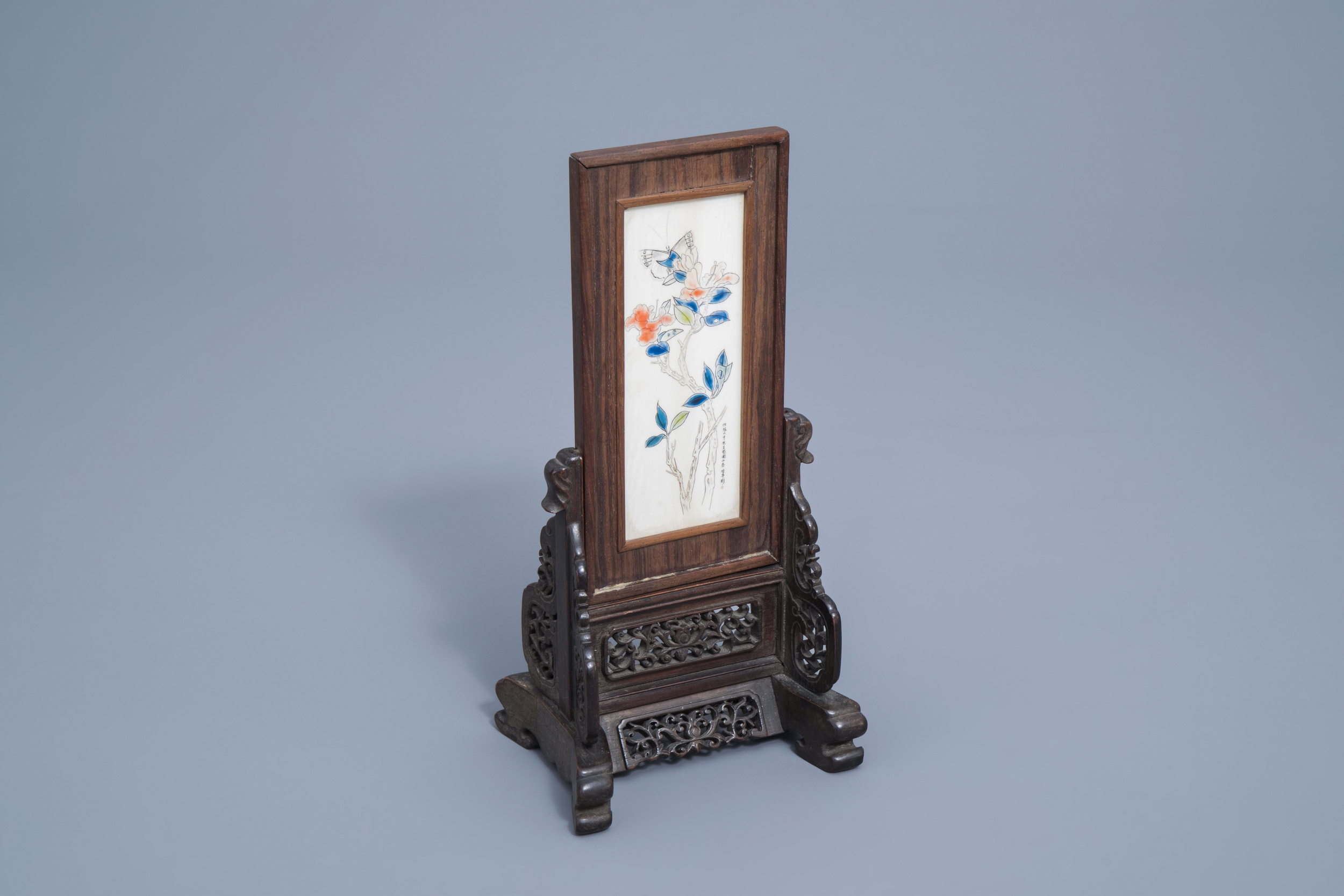 A Chinese wooden table screen with an ivory plaque depicting a lady and a butterfy, ca. 1920 - Image 3 of 11