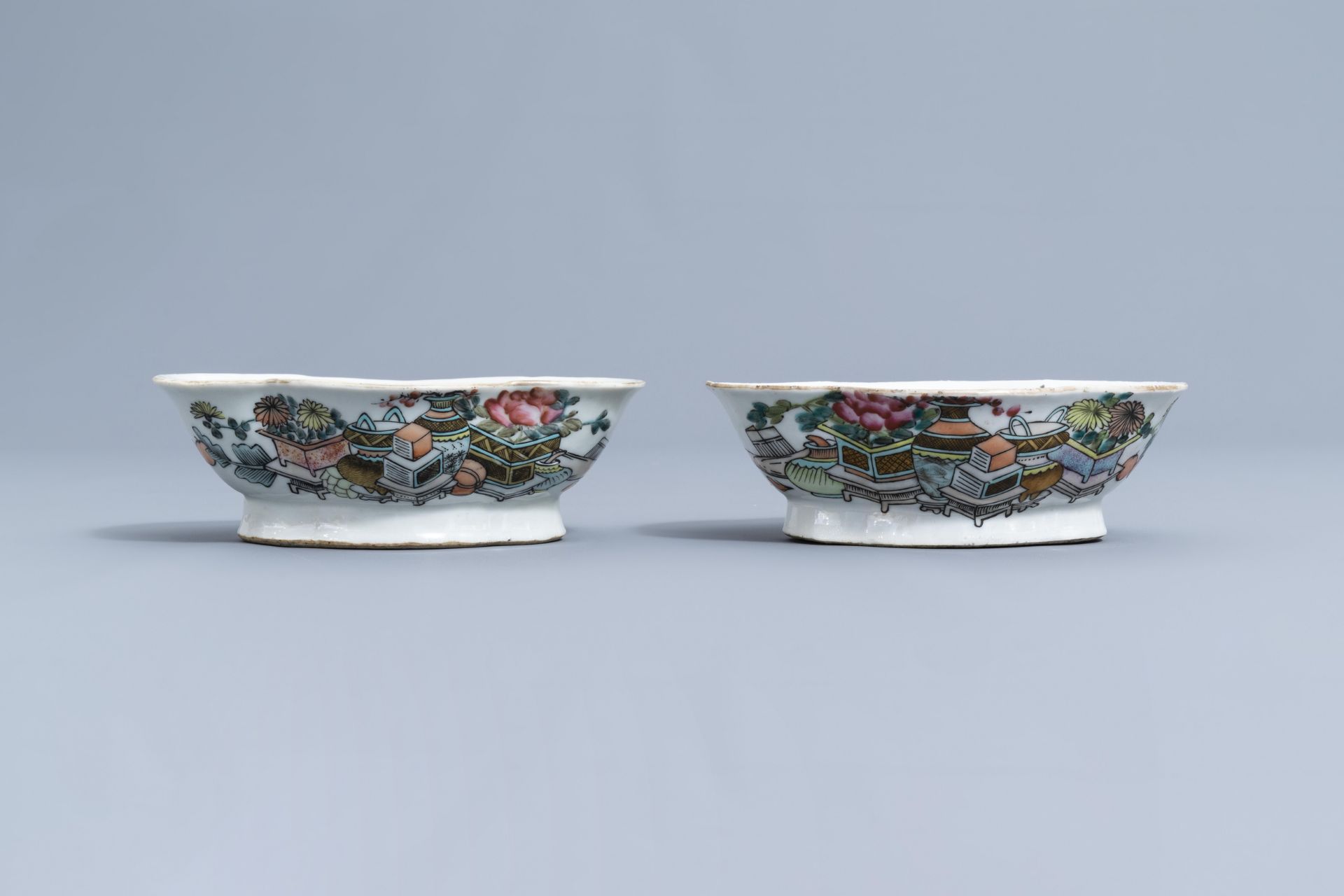 A Chinese qianjiang cai charger, two lobed bowls and a flower pot, 19th/20th C. - Image 4 of 16
