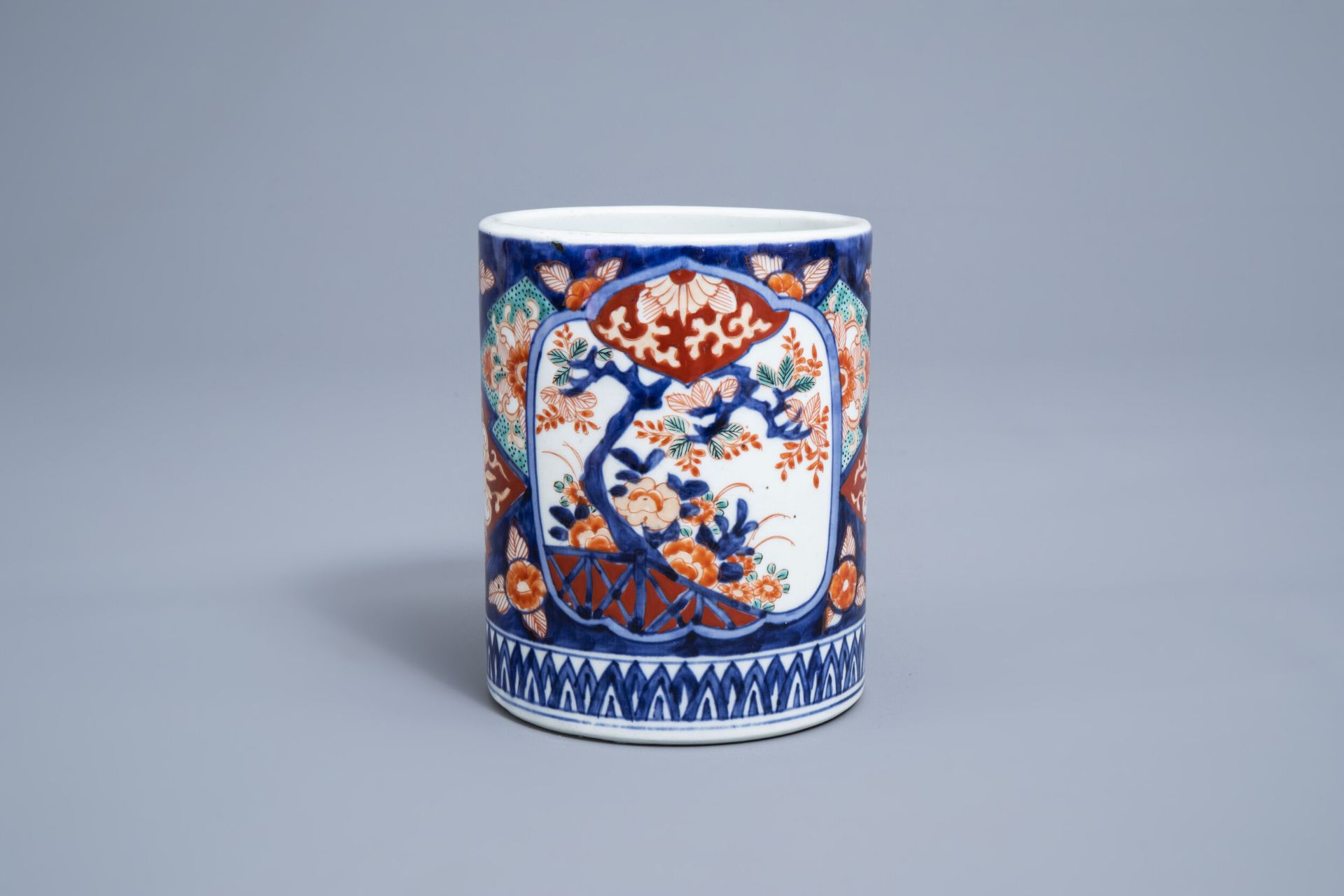 A Japanese Imari brush pot with floral design, Edo/Meiji, 19th C.