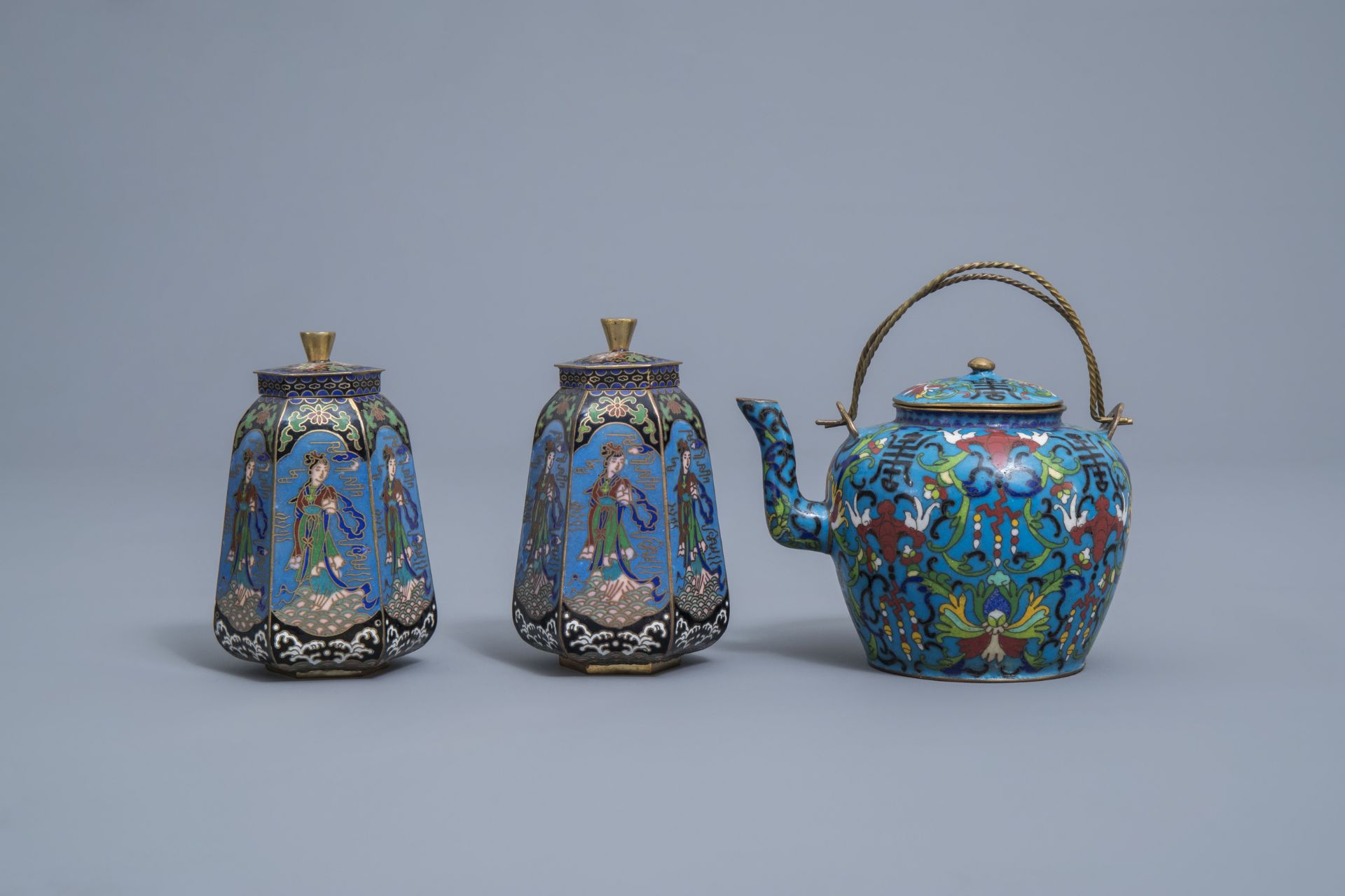 A varied and extensive collection of Chinese cloisonne vases, a teapot and a dish on foot, 20th C. - Image 24 of 27