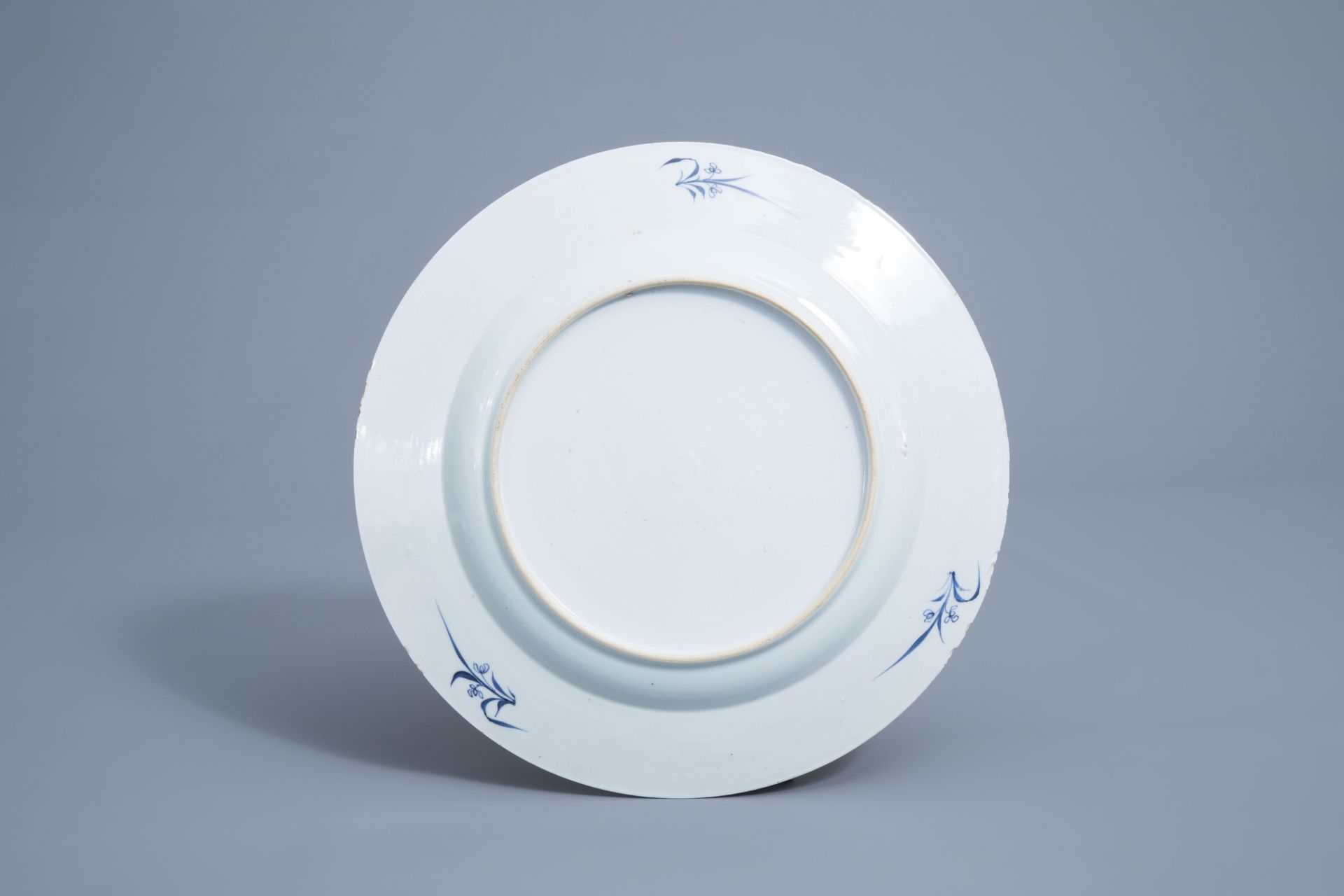 A Chinese blue and white charger and a gu 'Immortals' vase, Kangxi mark, 18th/19th C. - Image 6 of 18