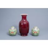 A pair of Chinese famille verte jars and covers and a sang de boeuf vase, 19th/20th C.