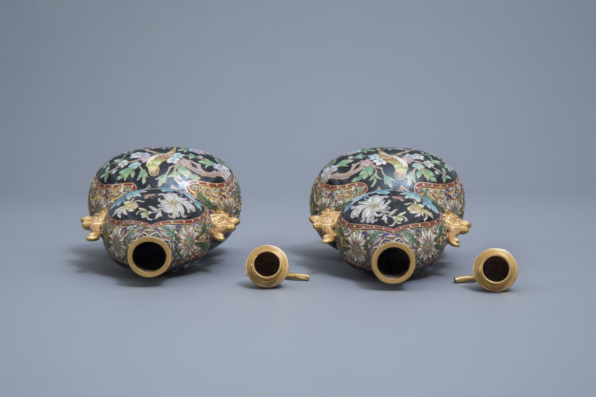 A varied and extensive collection of Chinese cloisonne vases, a teapot and a dish on foot, 20th C. - Image 14 of 27