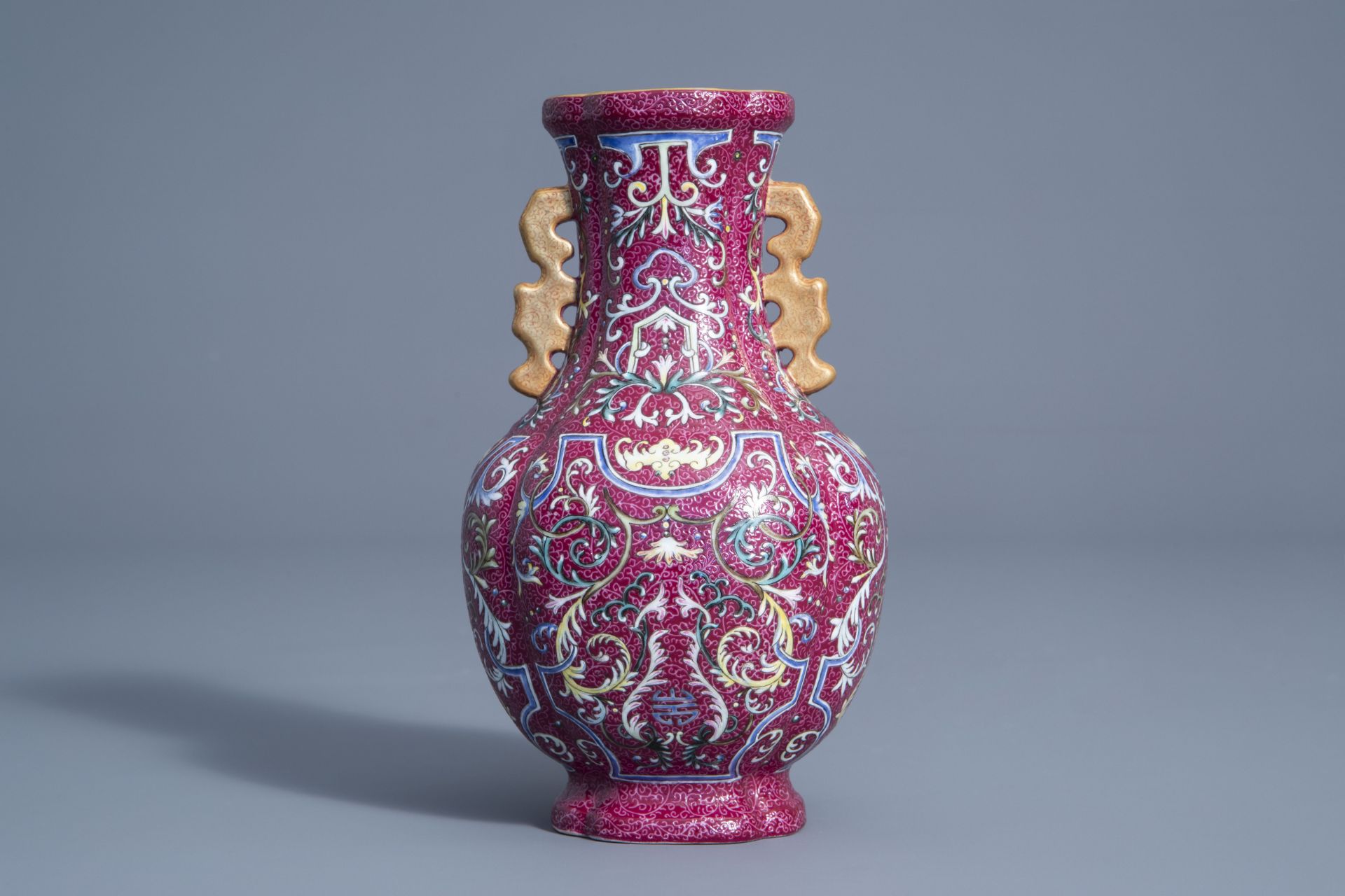 A Chinese famille rose sgraffito vase with floral design and a small gourd plaque, 19th/20th C. - Image 2 of 13