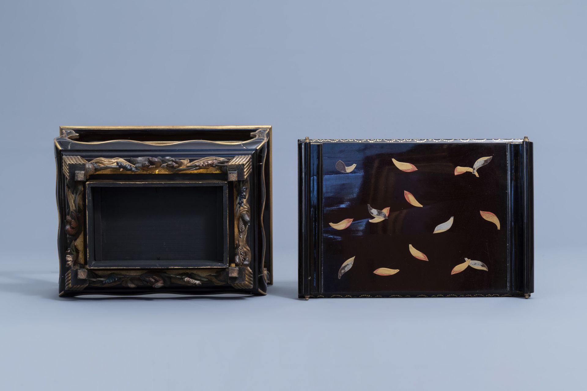 A Japanese gilt and lacquered wooden tray on stand with floral design, Meiji/Showa, 19th/20th C. - Image 6 of 7