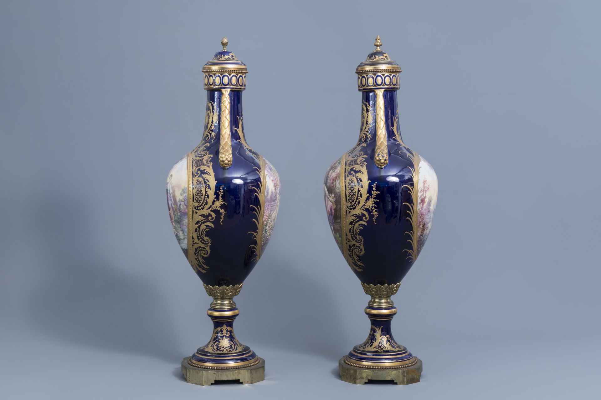 A pair of large French Svres styles vases and covers with gallant scenes and landscapes, 20th C. - Image 8 of 20