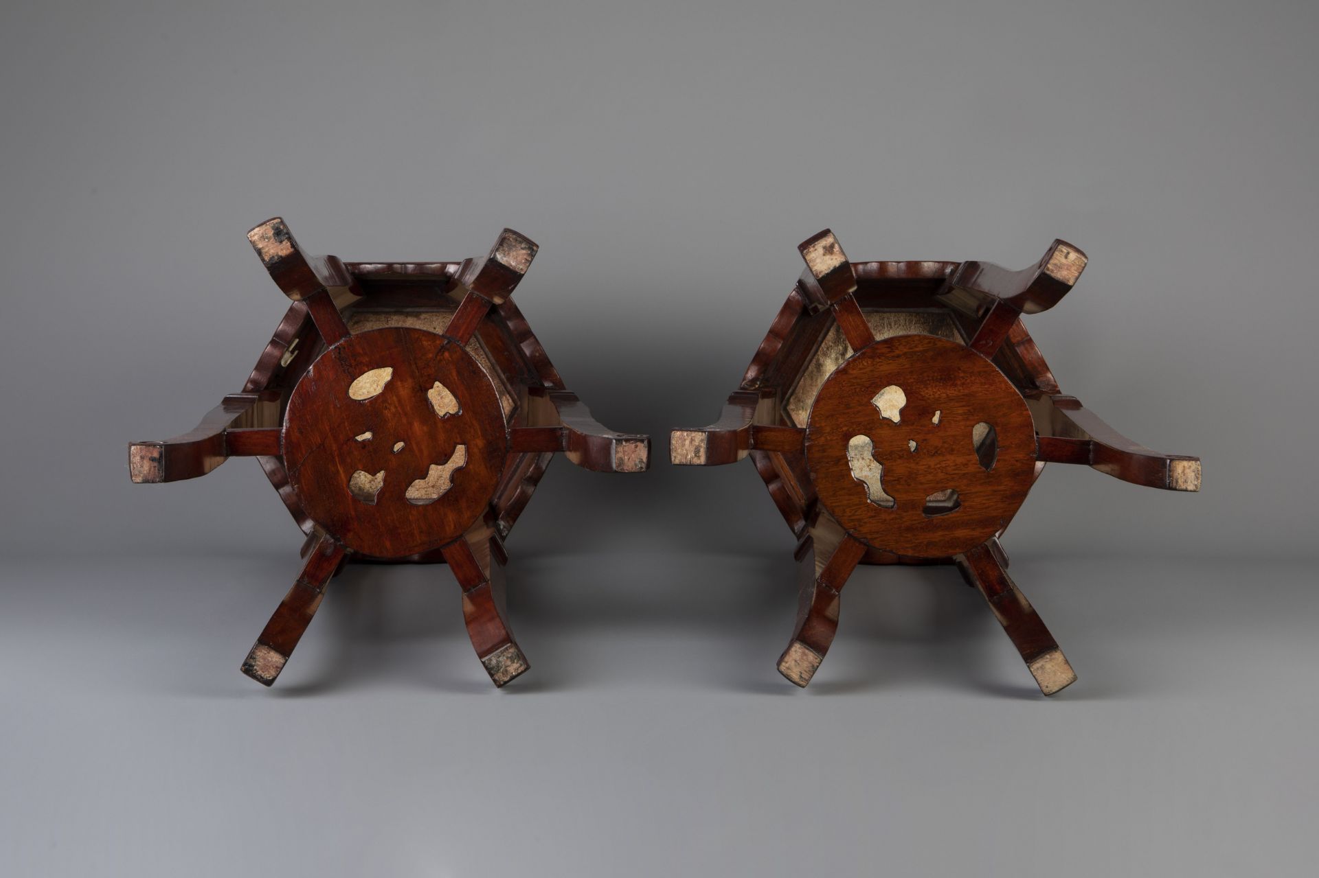 A pair of Chinese carved wood and marble hexagonal vase stands, 20th C. - Image 7 of 7