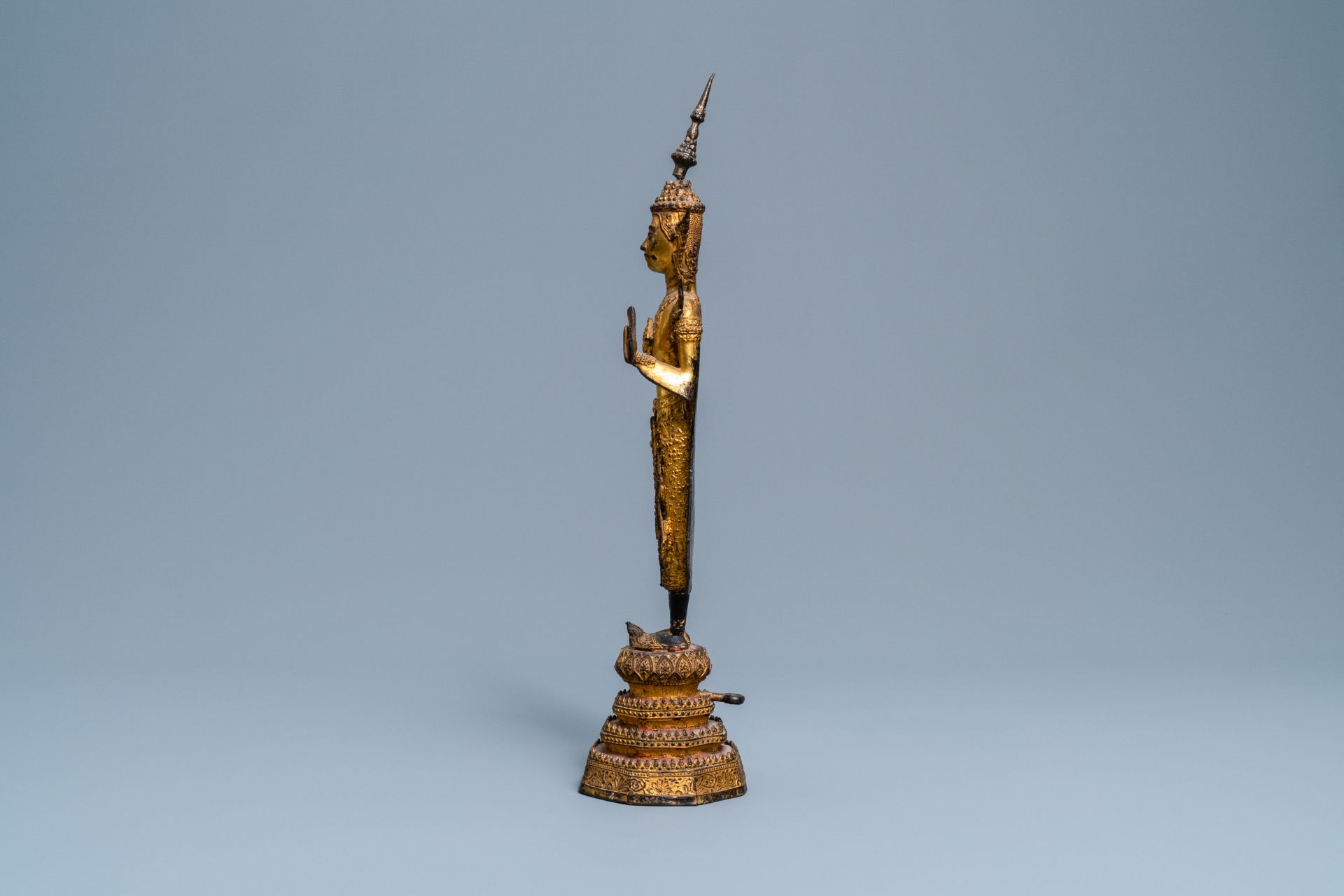 A collection of bronze figures and fragments, India, Thailand and Tibet, 19th C. and earlier - Image 4 of 20