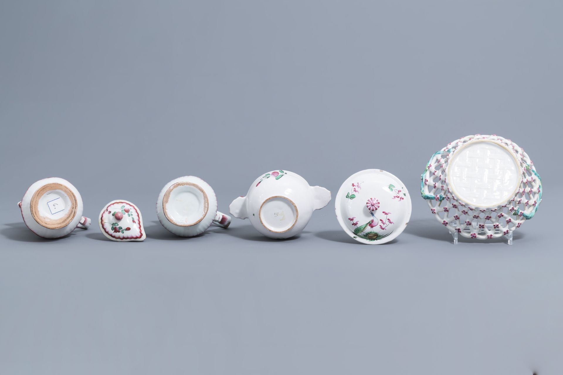 A collection of 17 pieces in faience de l'Est, France, 18th/19th C. - Image 21 of 34