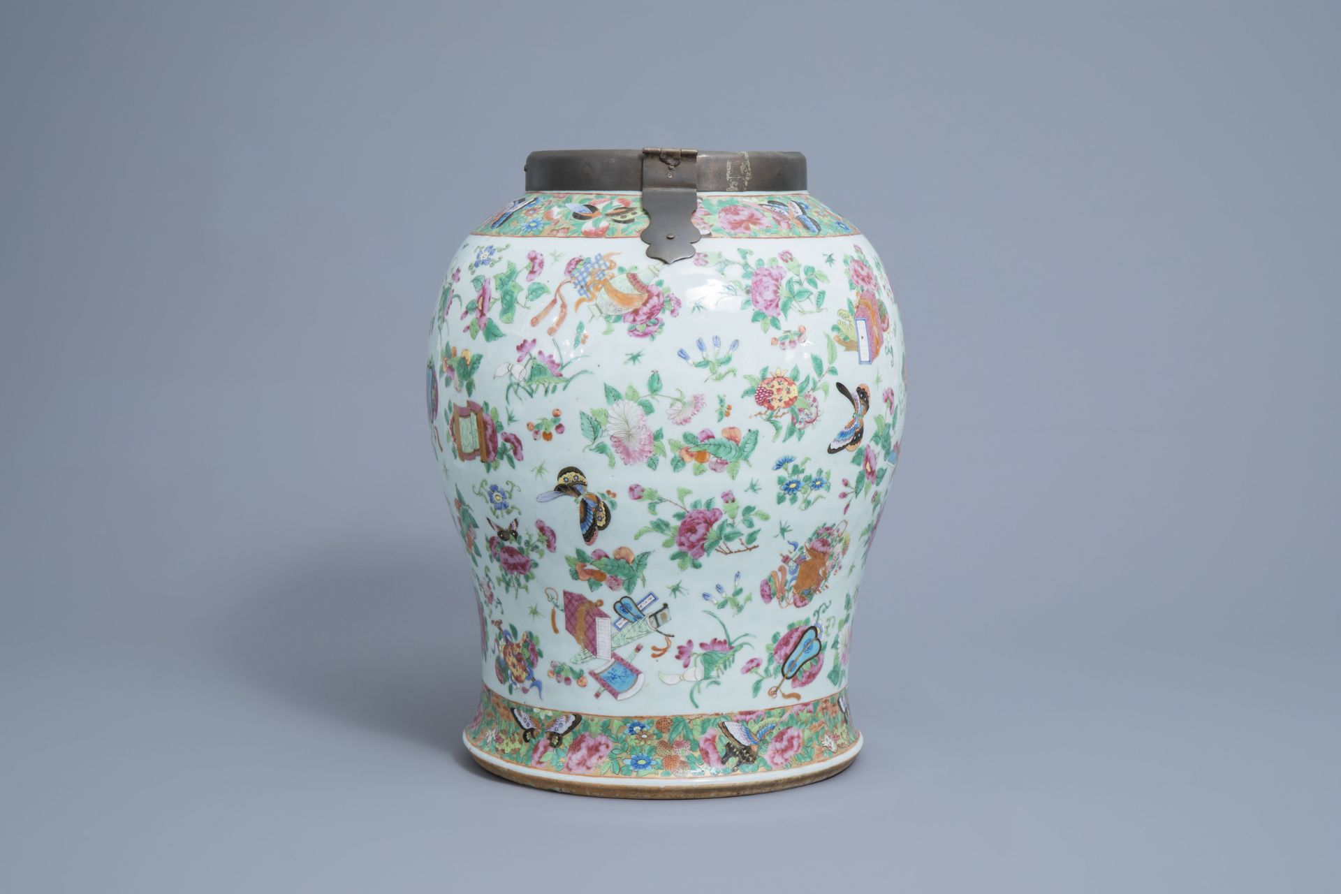 A large Chinese Canton famille rose vase and cover with antiquities, 19th C. - Image 4 of 13