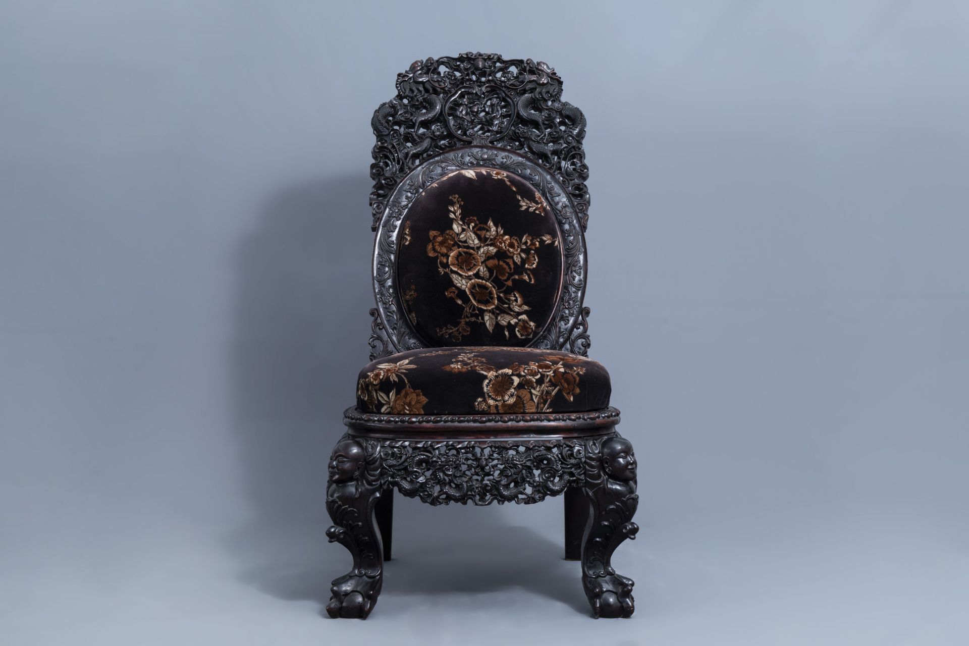 A Chinese finely carved wooden chair, 19th C. - Image 2 of 10