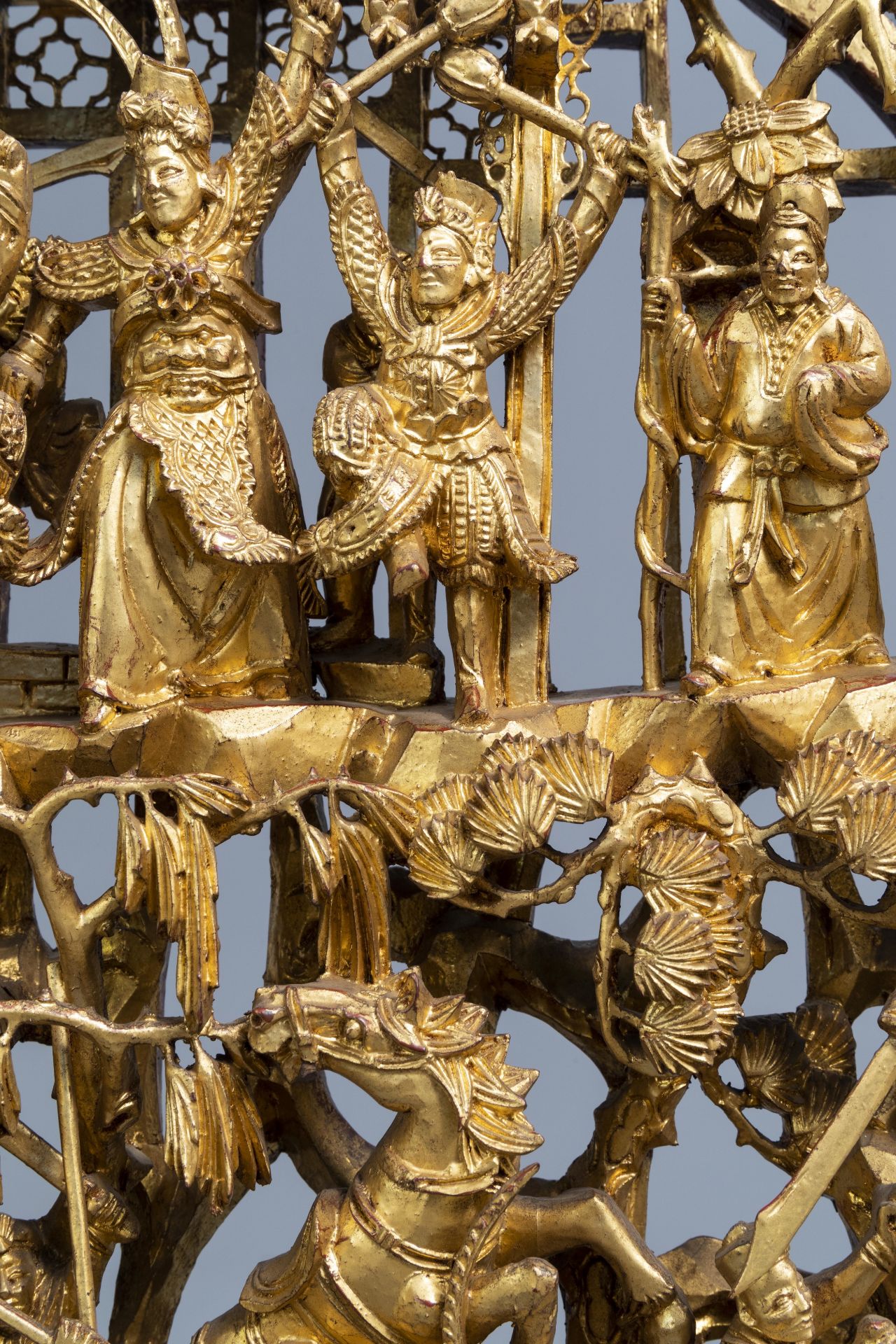A Chinese reticulated gilt wood 'battle scene' medallion on stand, 19th C. - Image 12 of 14