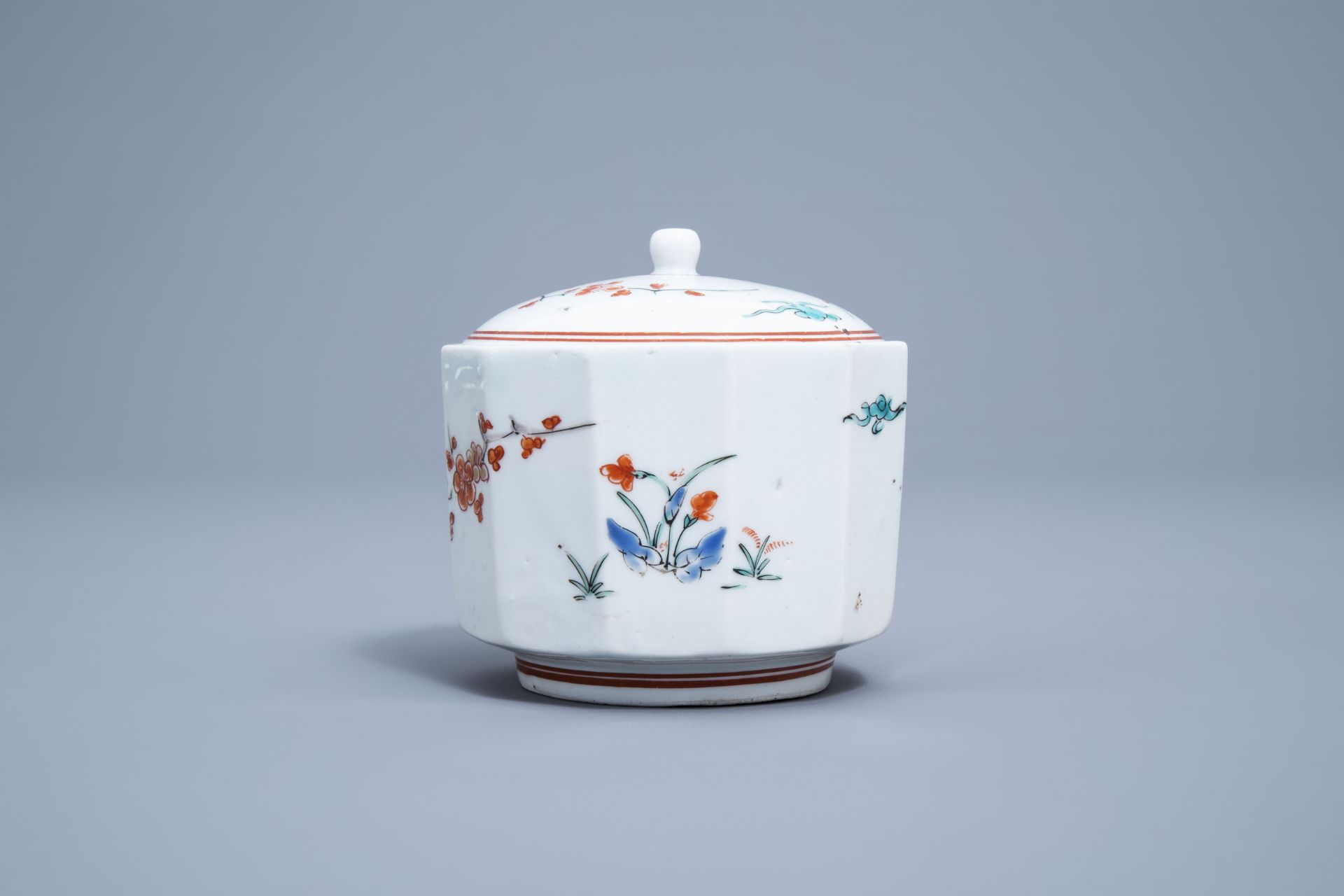 A Japanese Kakiemon box and cover and two lobed dishes with floral design, Edo/Meiji, 18th/19th C. - Image 9 of 12