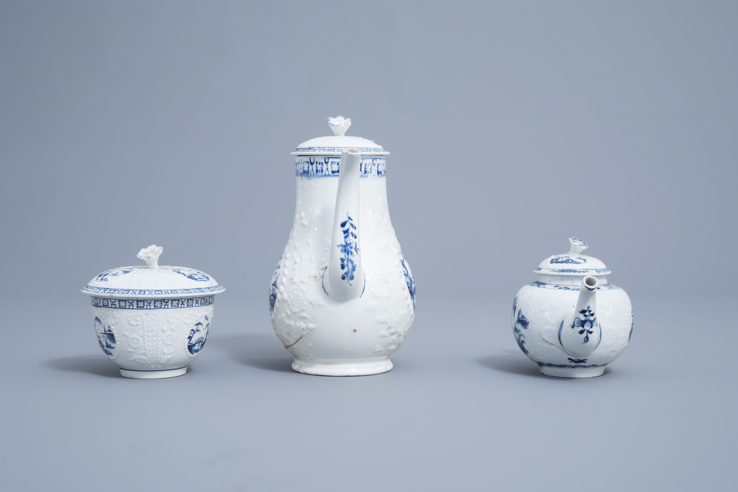 An English 22-piece blue and white Lowestoft creamware 'Hughes' coffee and tea service, 18th C. - Image 29 of 38