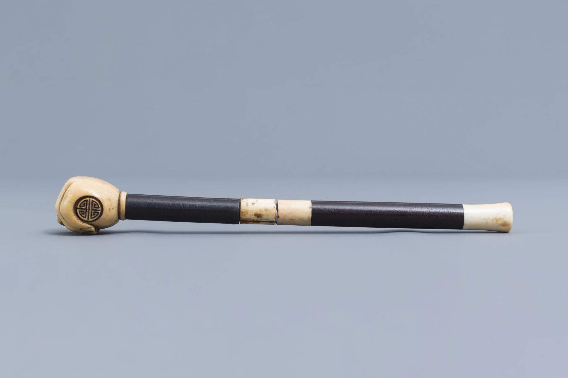 A Chinese hardwood and ivory travel opium pipe, 19th C. - Image 5 of 8