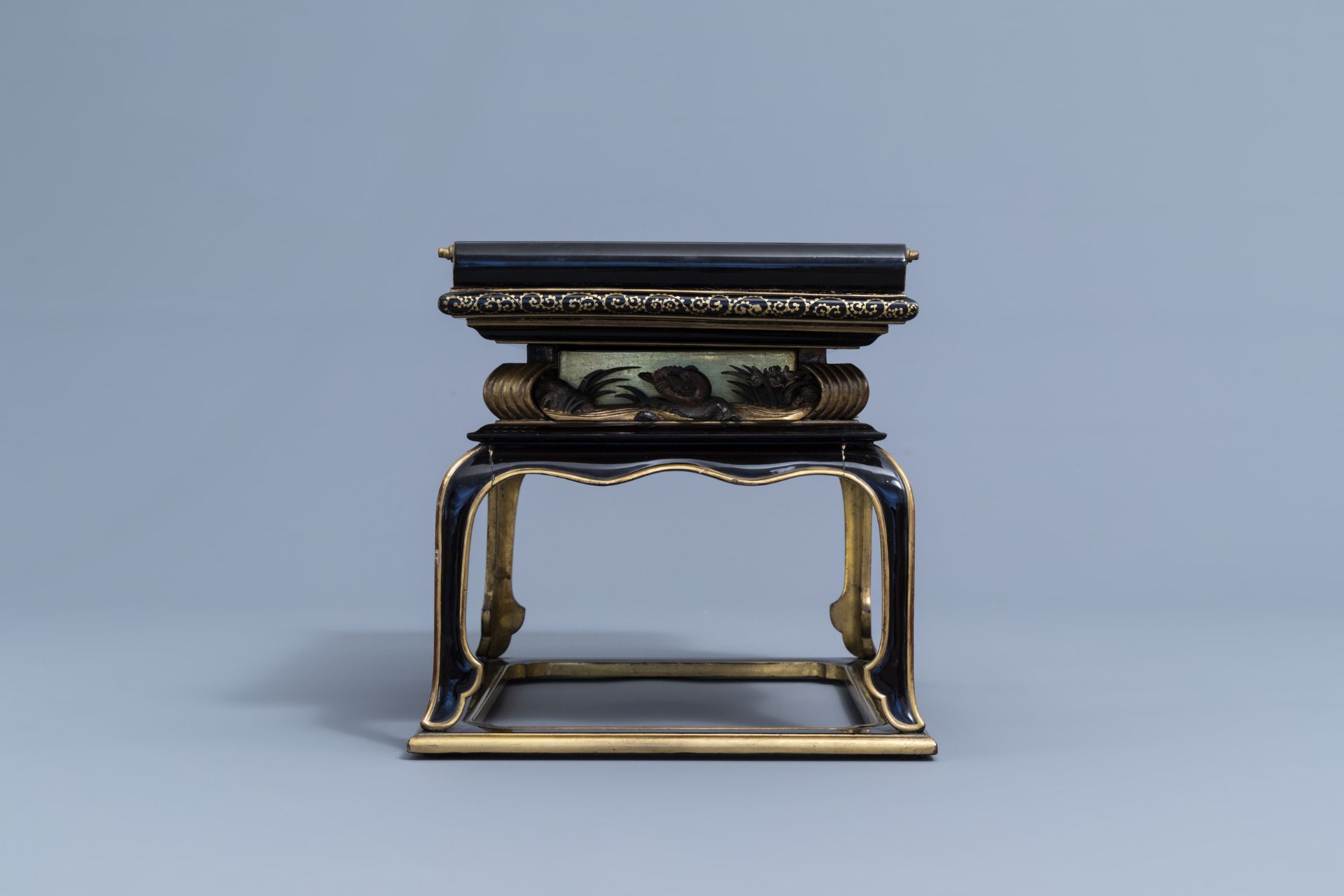 A Japanese gilt and lacquered wooden tray on stand with floral design, Meiji/Showa, 19th/20th C. - Image 3 of 7