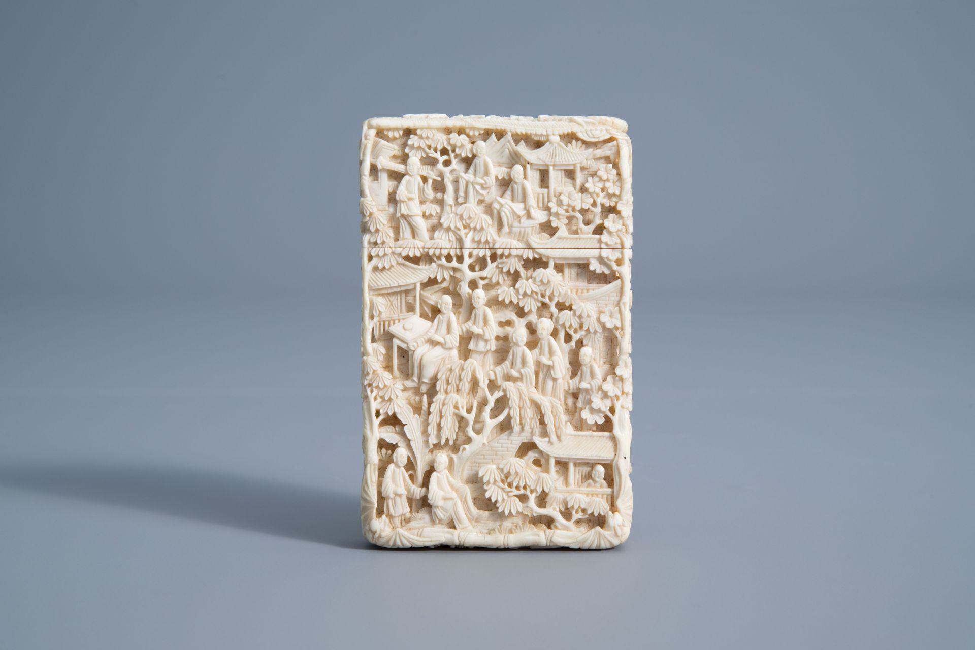 A Chinese richly carved ivory card case, Canton, 19th C. - Image 2 of 9