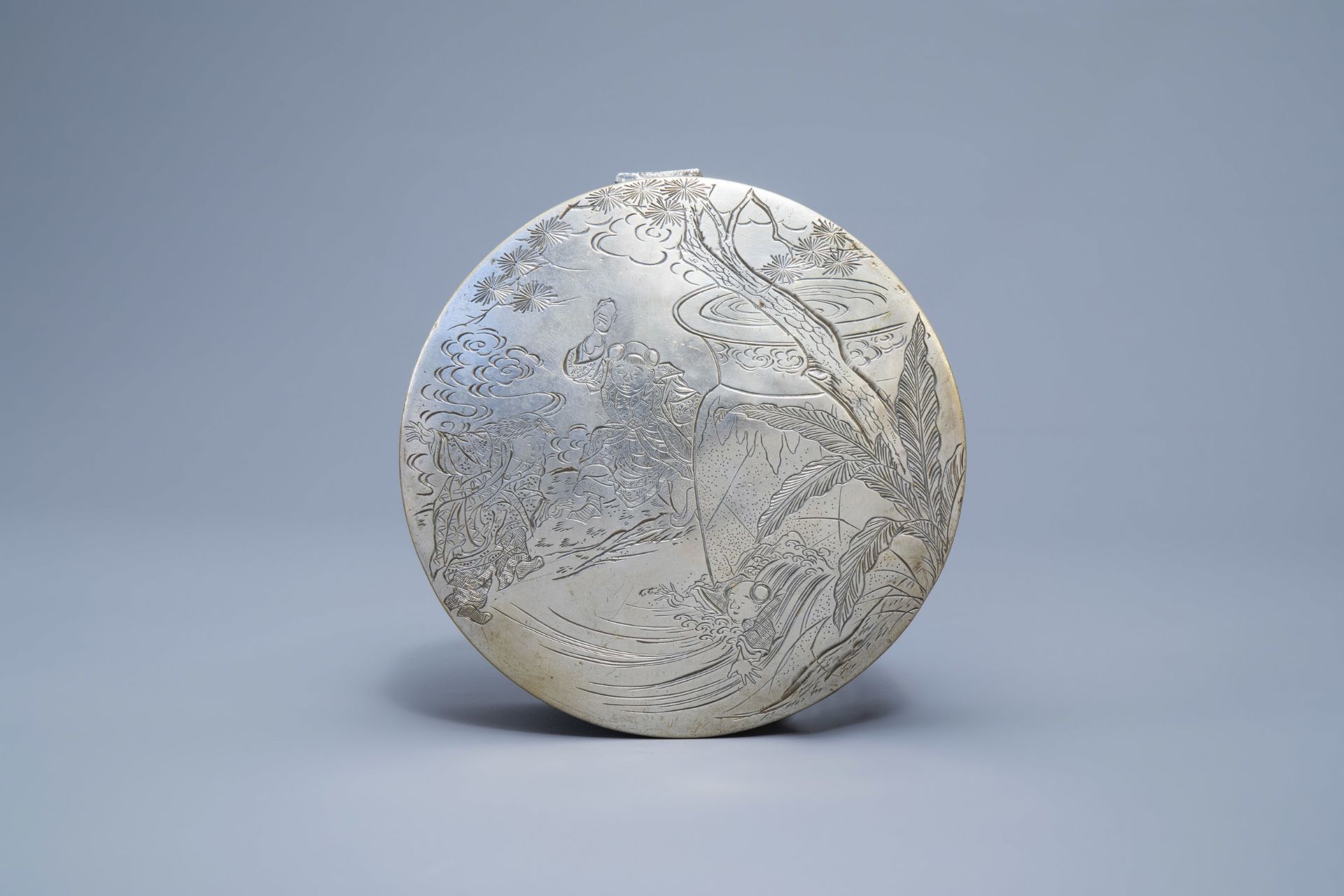 A Chinese paktong box and cover with figures in a landscape, 19th/20th C. - Image 9 of 10