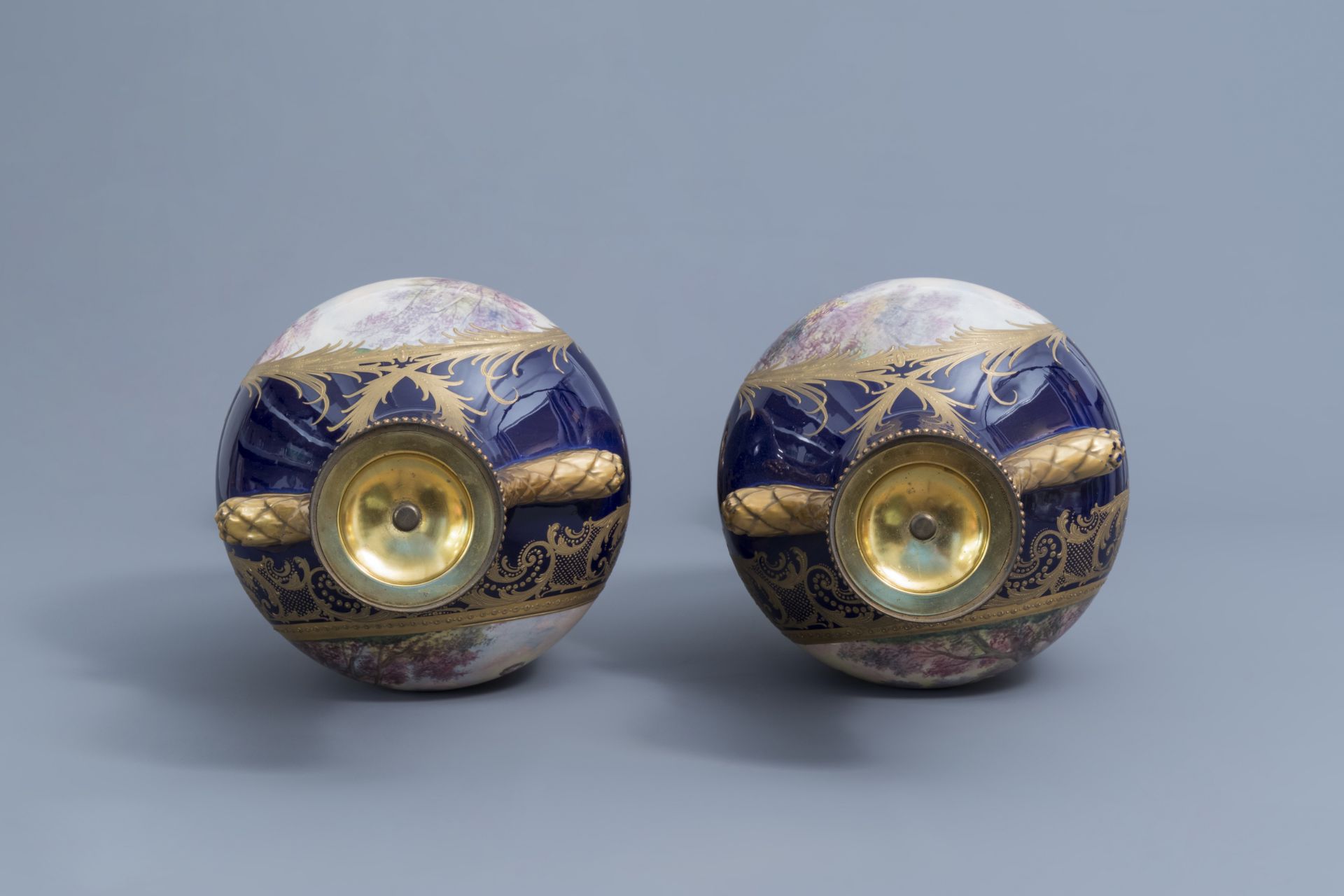 A pair of large French Svres styles vases and covers with gallant scenes and landscapes, 20th C. - Image 9 of 20