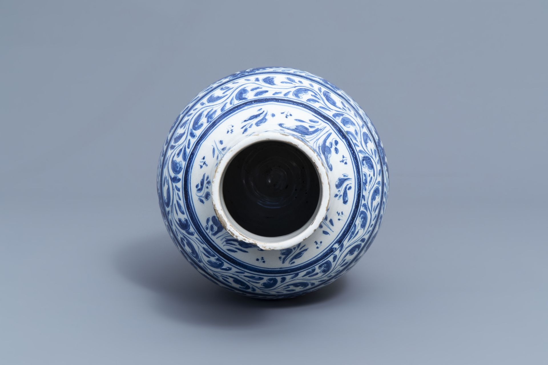 A Spanish blue and white pharmacy jar with floral design, Talavera, 19th C. - Bild 11 aus 16