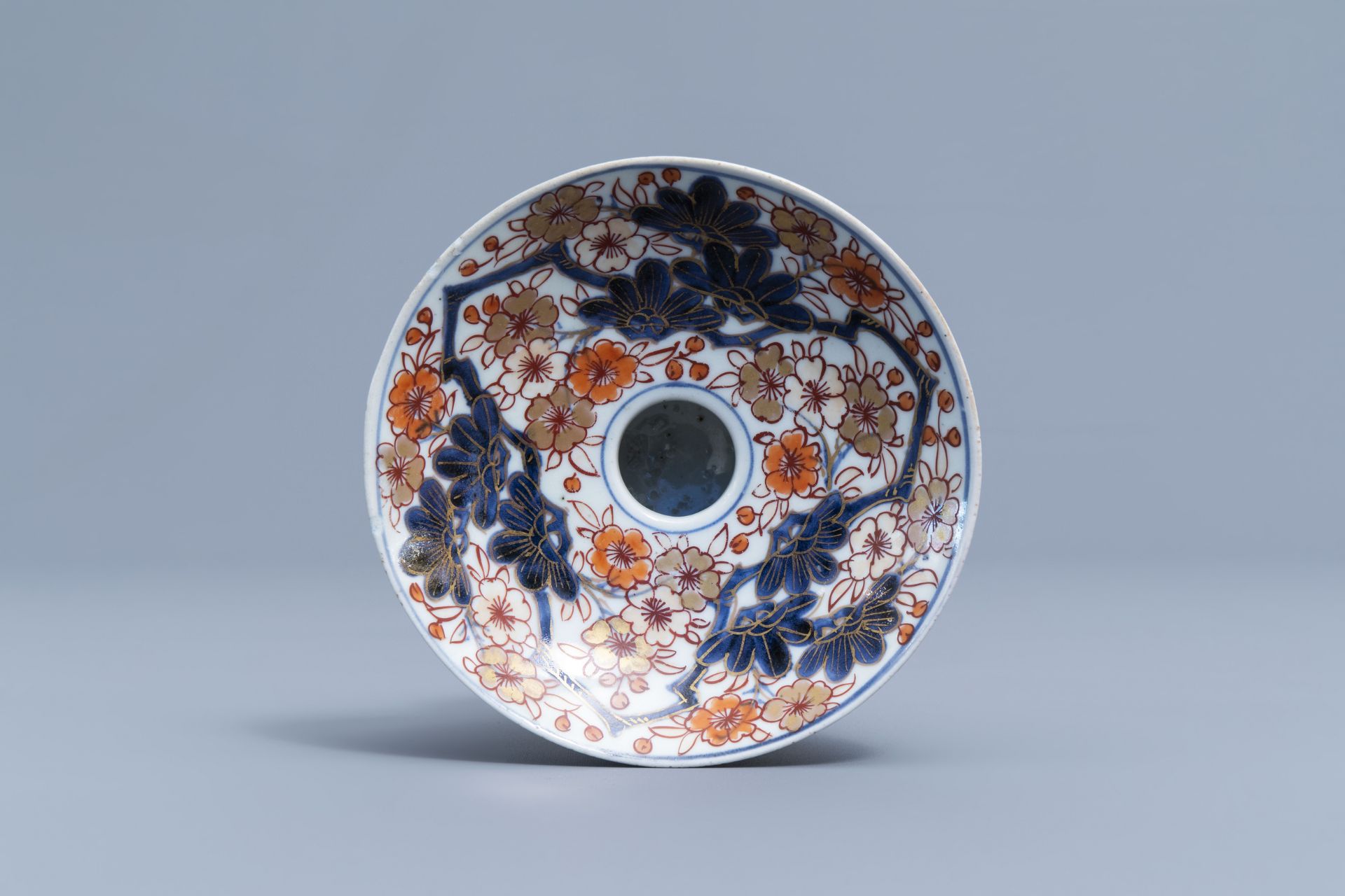 A Japanese Imari spittoon with floral design , Edo, 18th C. - Image 7 of 8