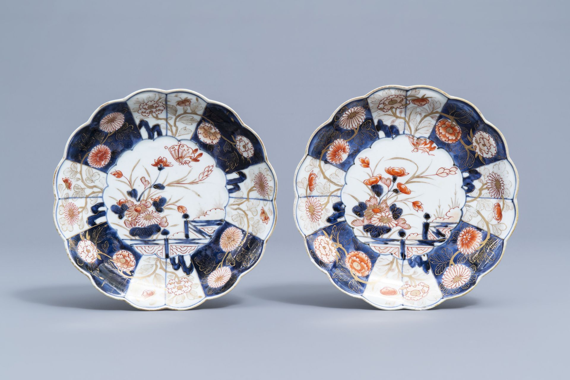 Seven Japanese Imari plates with scalloped rim and floral design, Edo, 18th C. - Image 6 of 7