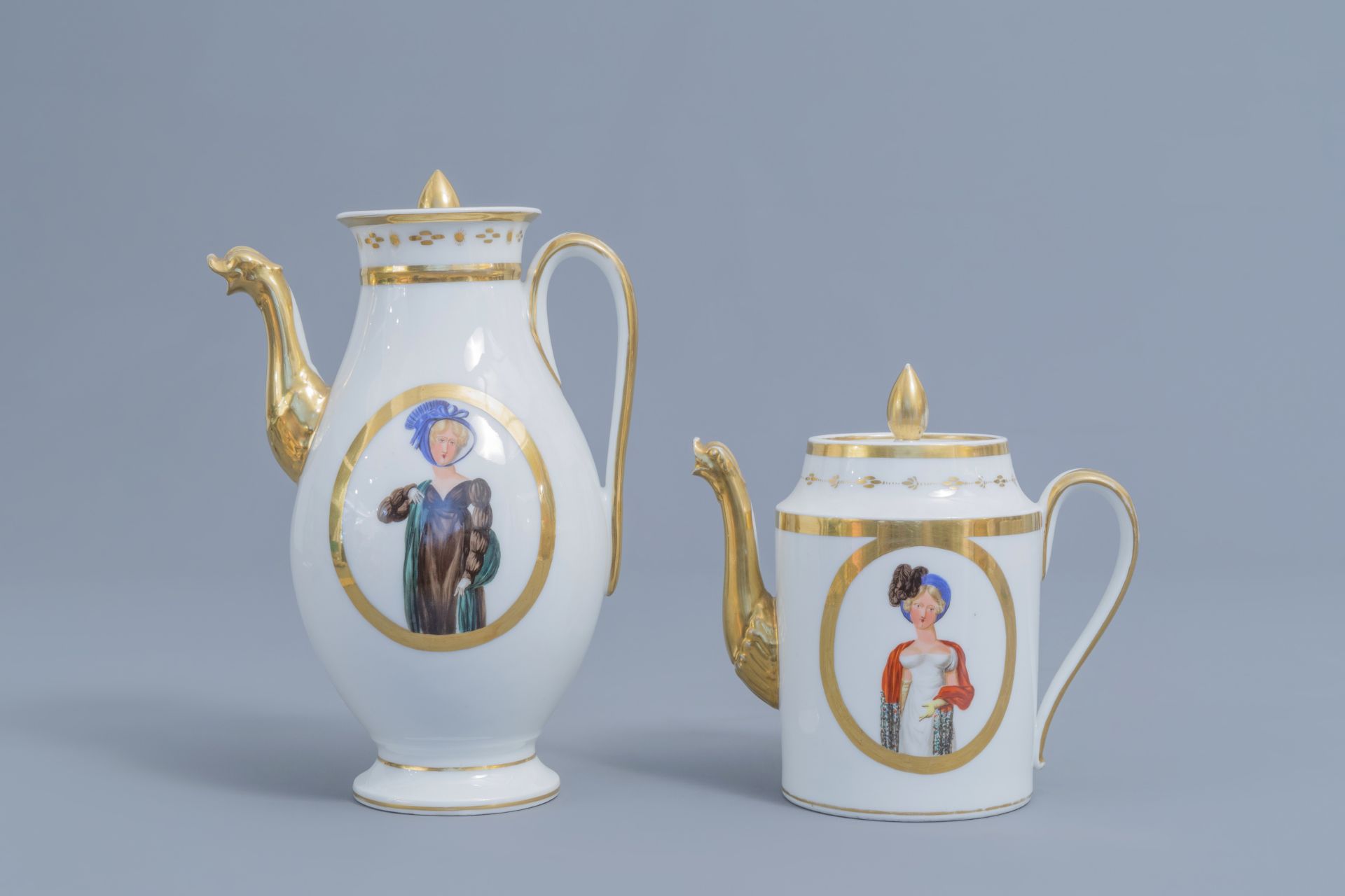 A 25-piece Paris porcelain coffee and tea service with First French Empire ladies portraits, 19th C. - Image 31 of 70