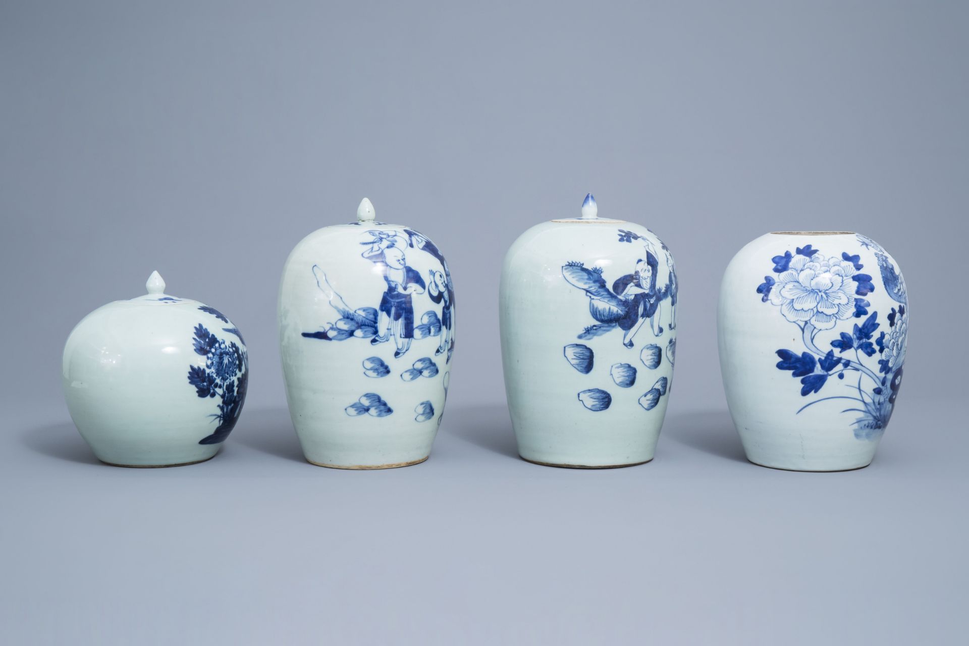 Four various Chinese blue, white and celadon ginger jars and jars and covers, 19th/20th C. - Image 2 of 8