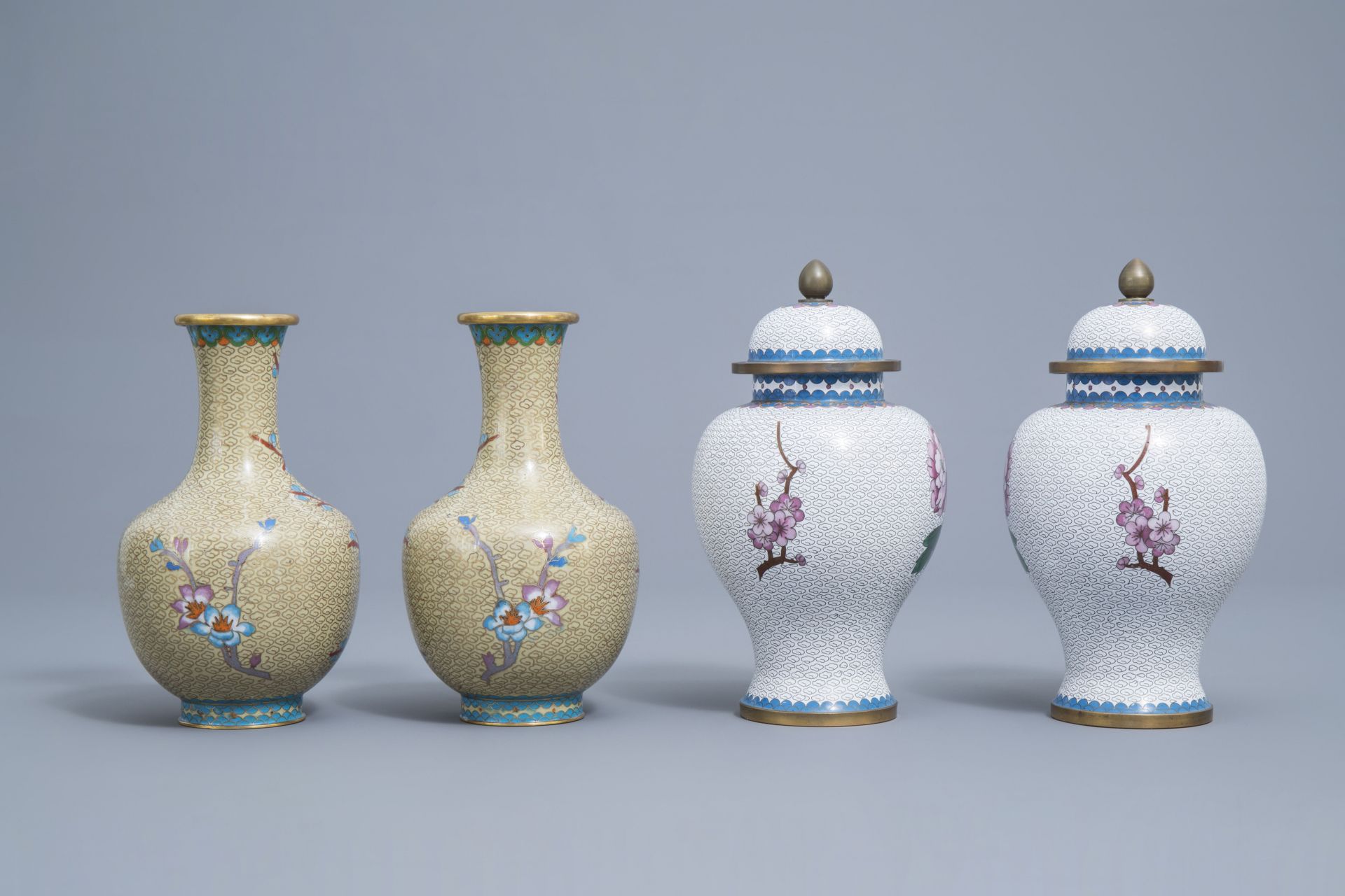 A varied and extensive collection of Chinese cloisonne vases, a teapot and a dish on foot, 20th C. - Image 4 of 27