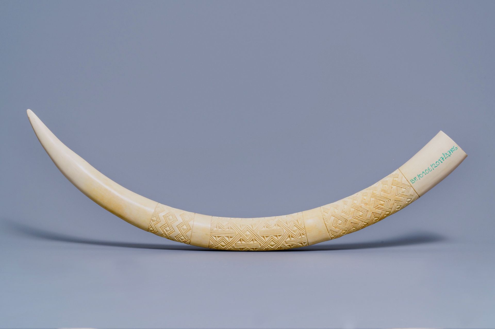A carved ivory tusk with ornamental design, first half 20th C. - Image 2 of 6