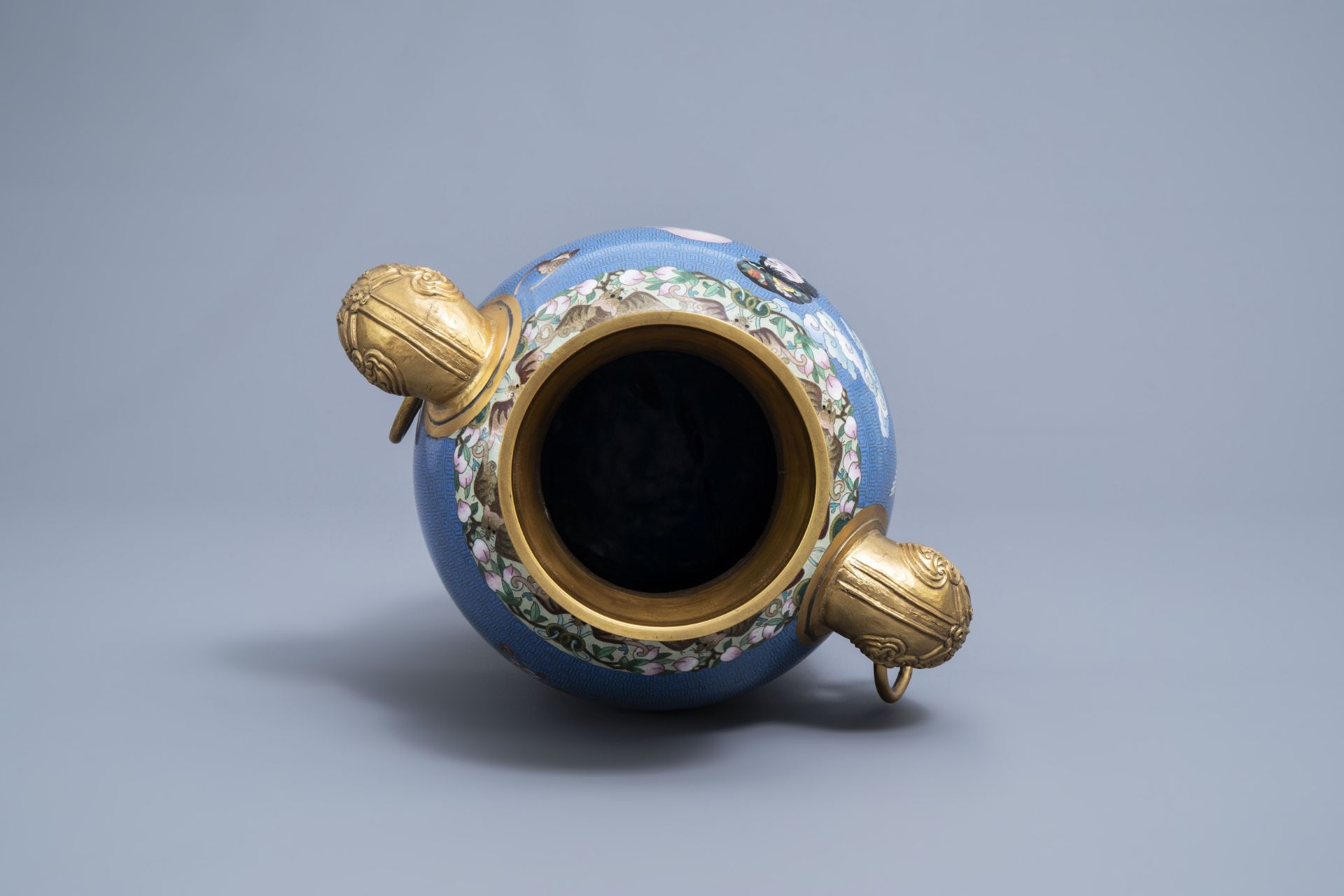 A Chinese cloisonne 'immortals' vase, 20th C. - Image 6 of 7