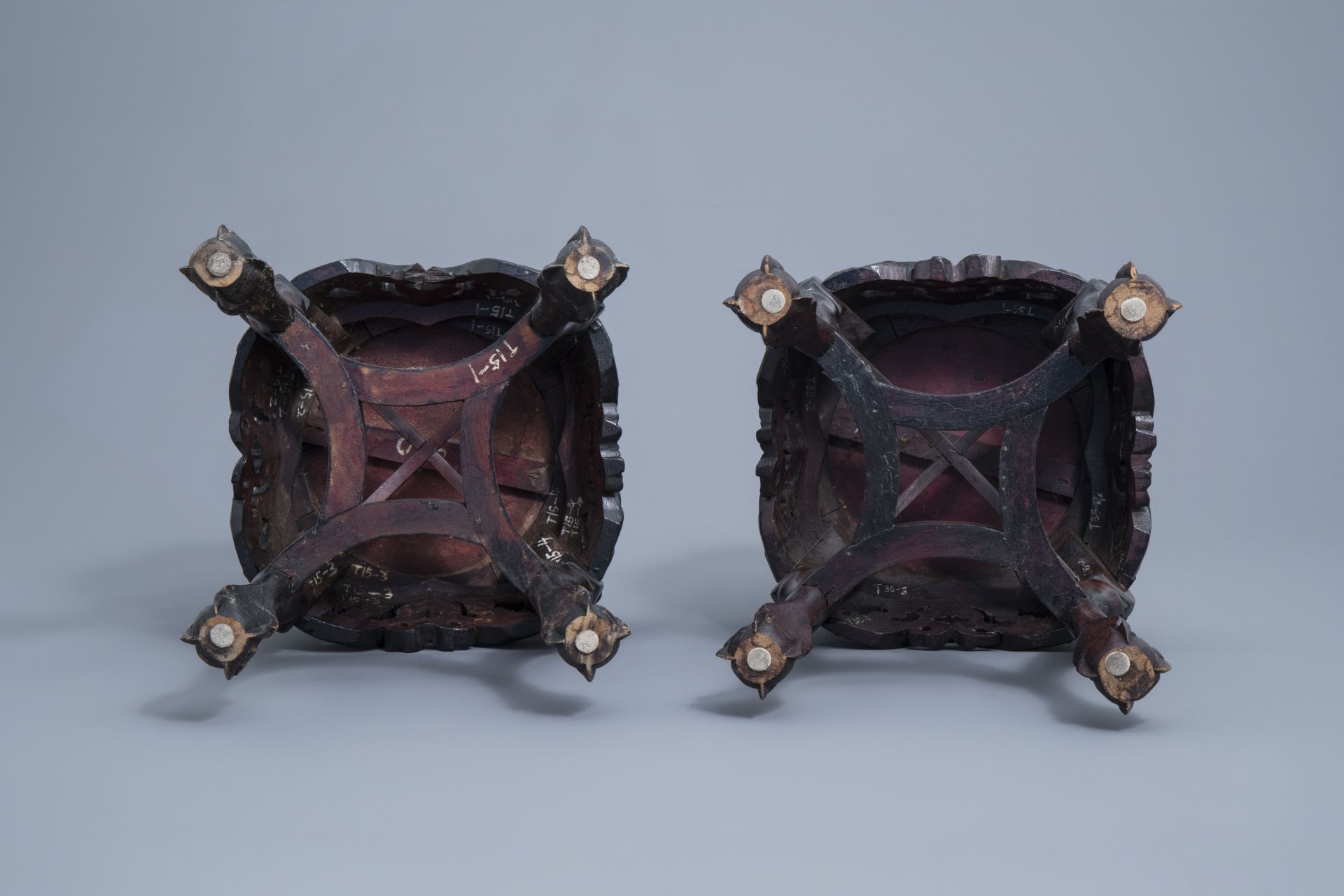A pair of Chinese carved wooden stands with marble top, 19th/20th C. - Image 7 of 7