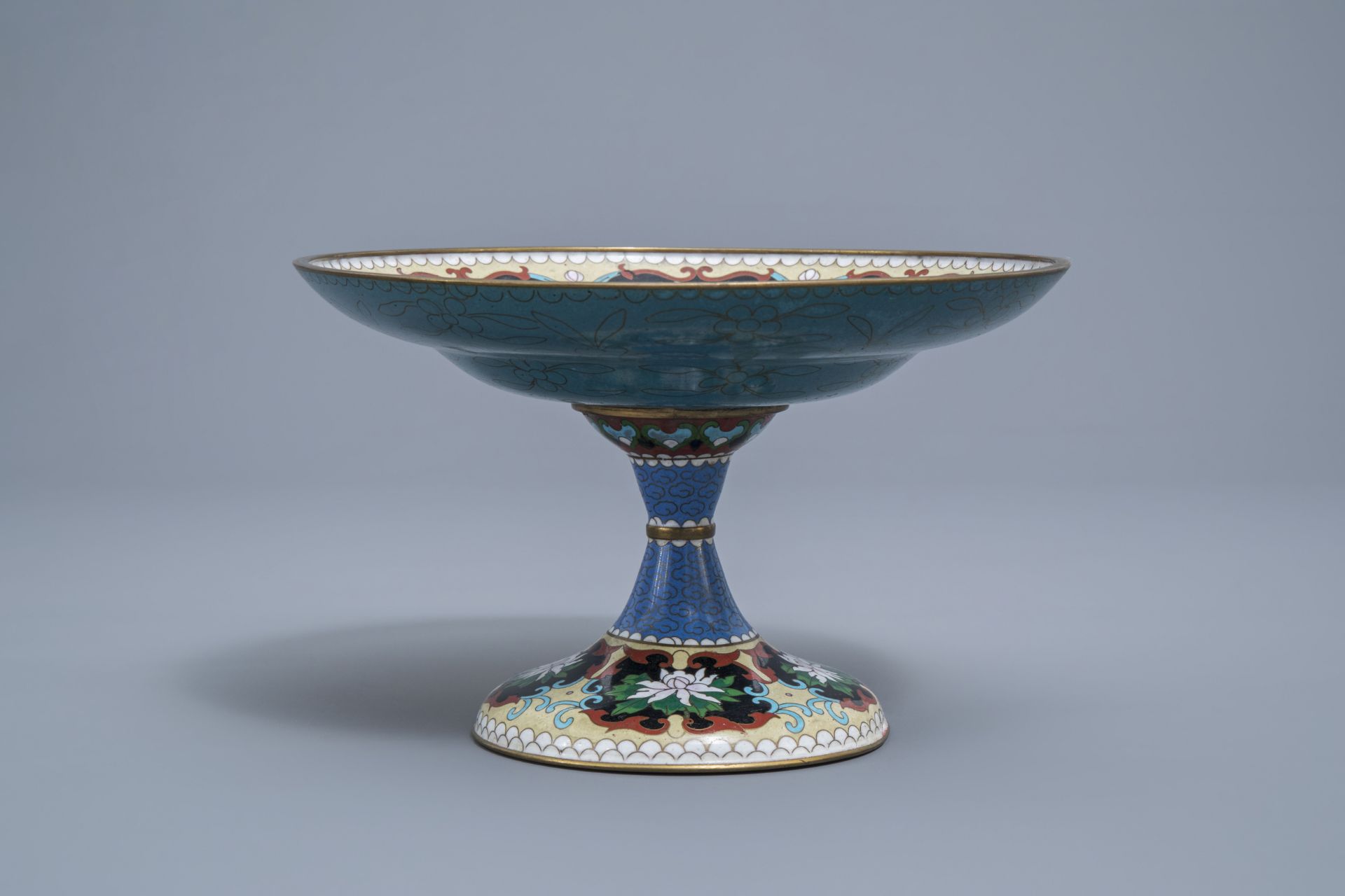 A varied and extensive collection of Chinese cloisonne vases, a teapot and a dish on foot, 20th C. - Image 19 of 27