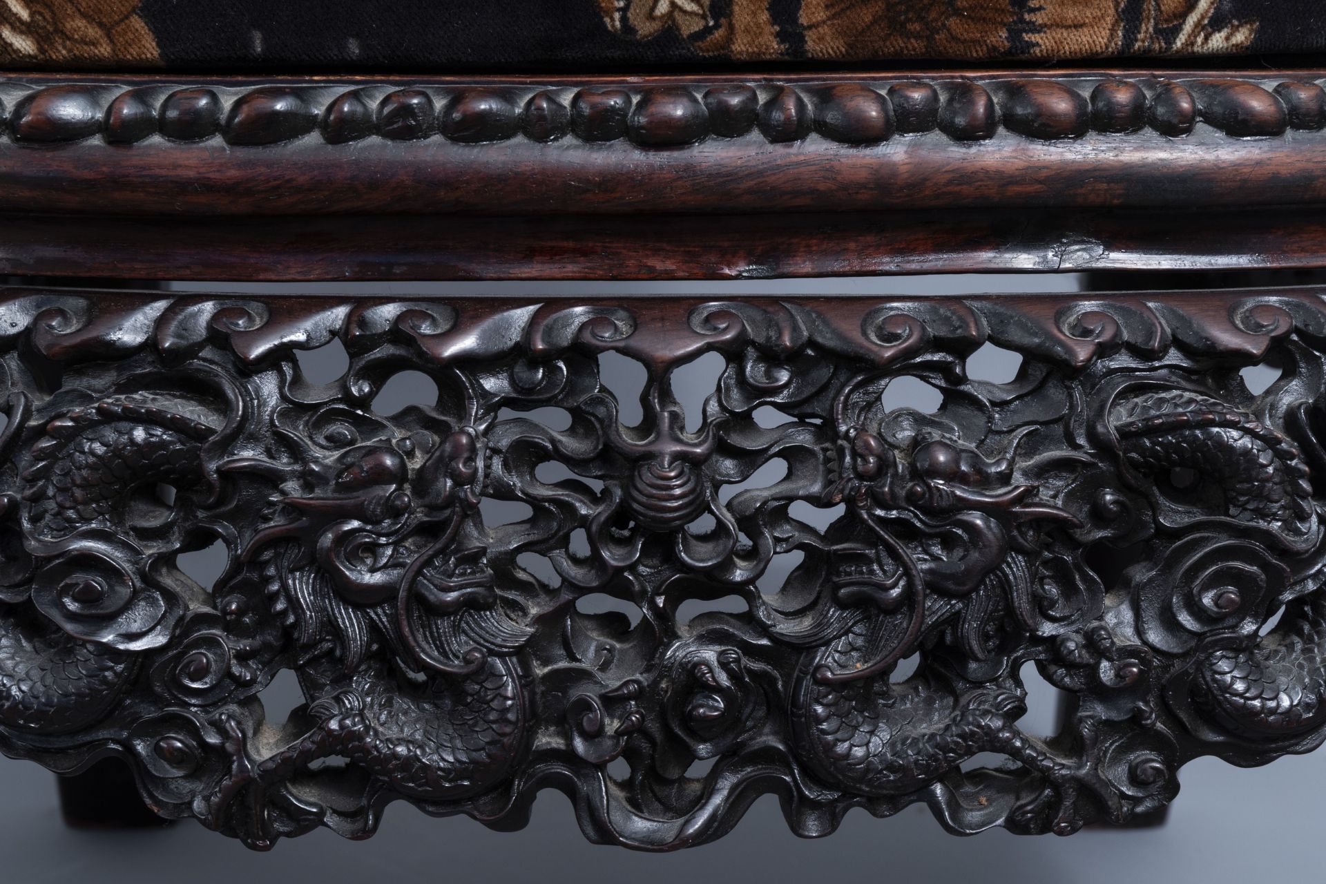 A Chinese finely carved wooden chair, 19th C. - Image 9 of 10