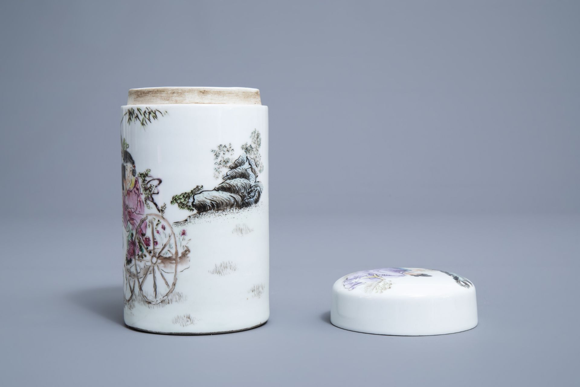 Three Chinese famille rose vases and a jar and cover with figures in a landscape, 19th/20th C. - Image 12 of 14