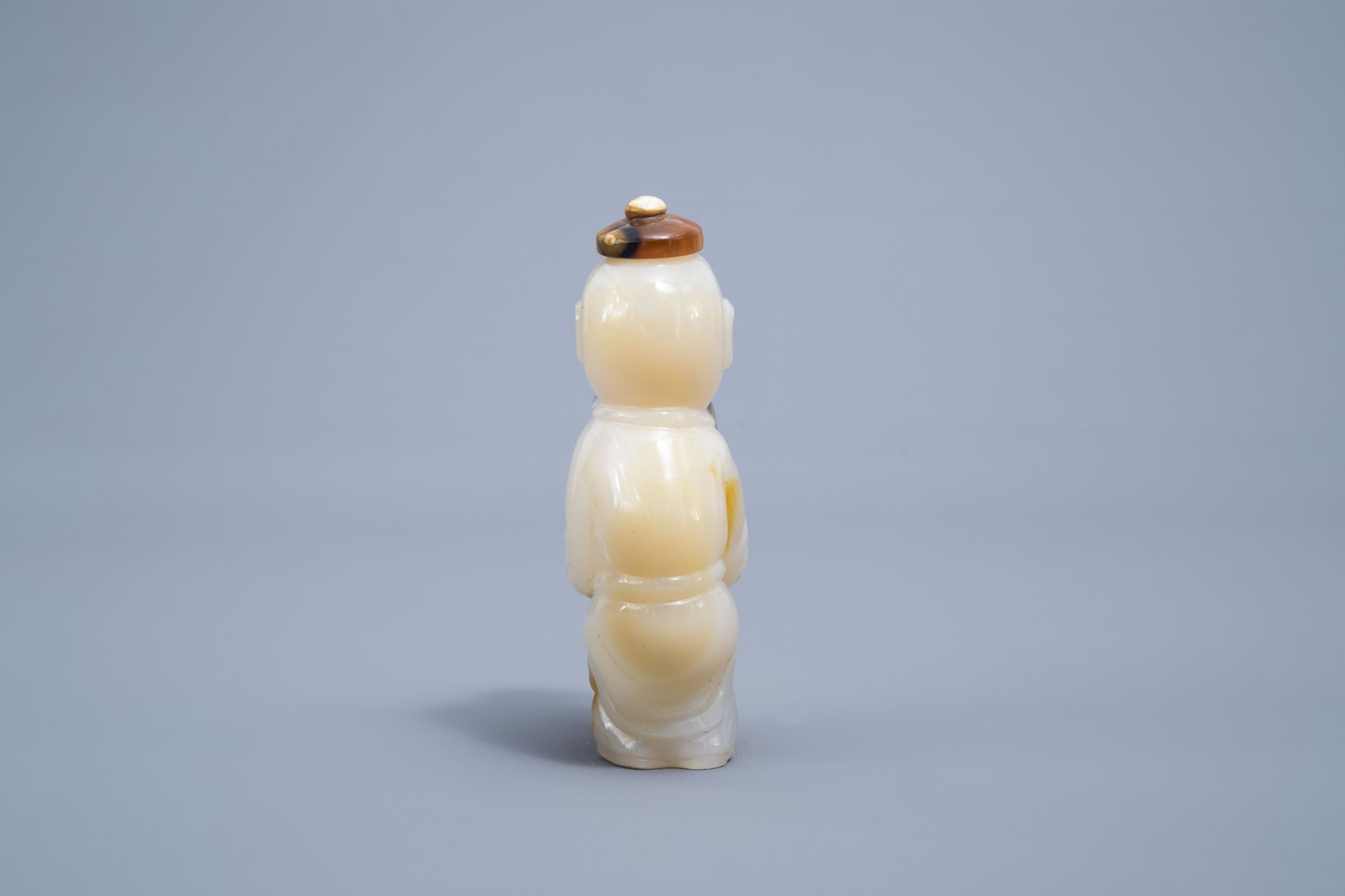 A Chinese shadow agate 'boy and dog'-shaped snuff bottle, 19th/20th C. - Image 2 of 4