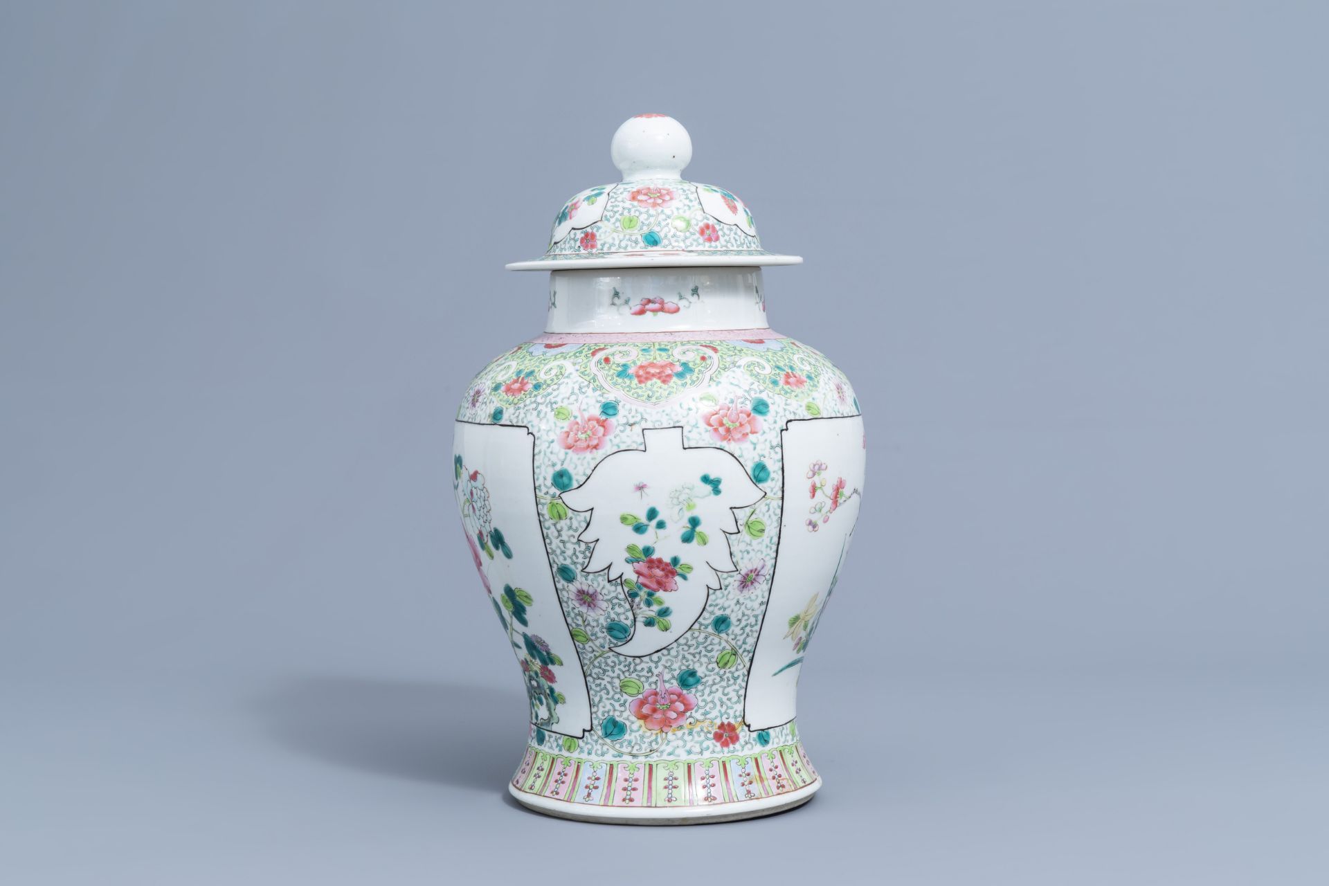 A Chinese famille rose vase and cover with birds among blossoming branches, 19th/20th C. - Image 2 of 8