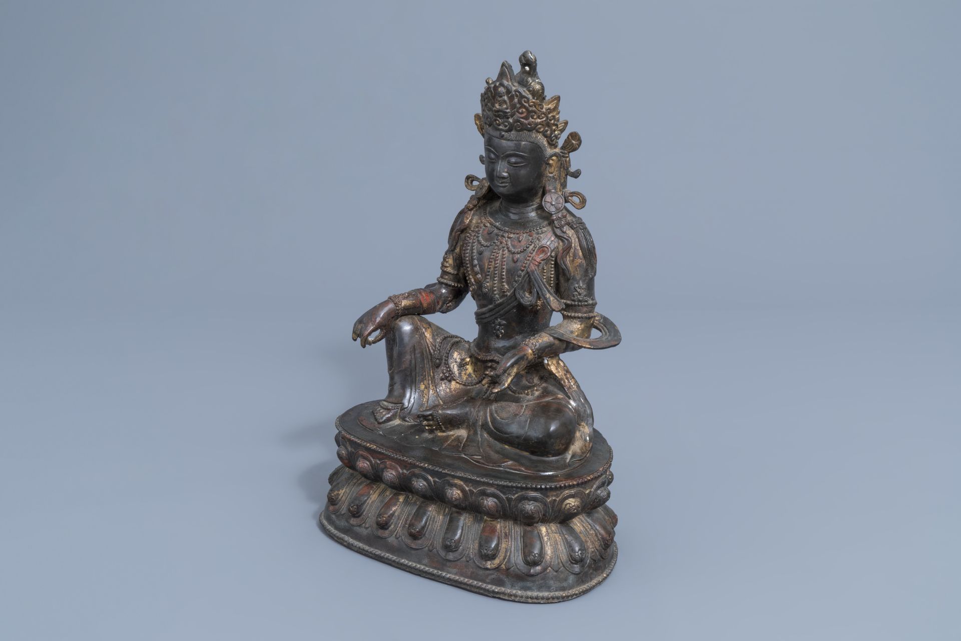 A large Chinese gilt-lacquered bronze figure of Buddha, 19th/20th C. - Image 2 of 8