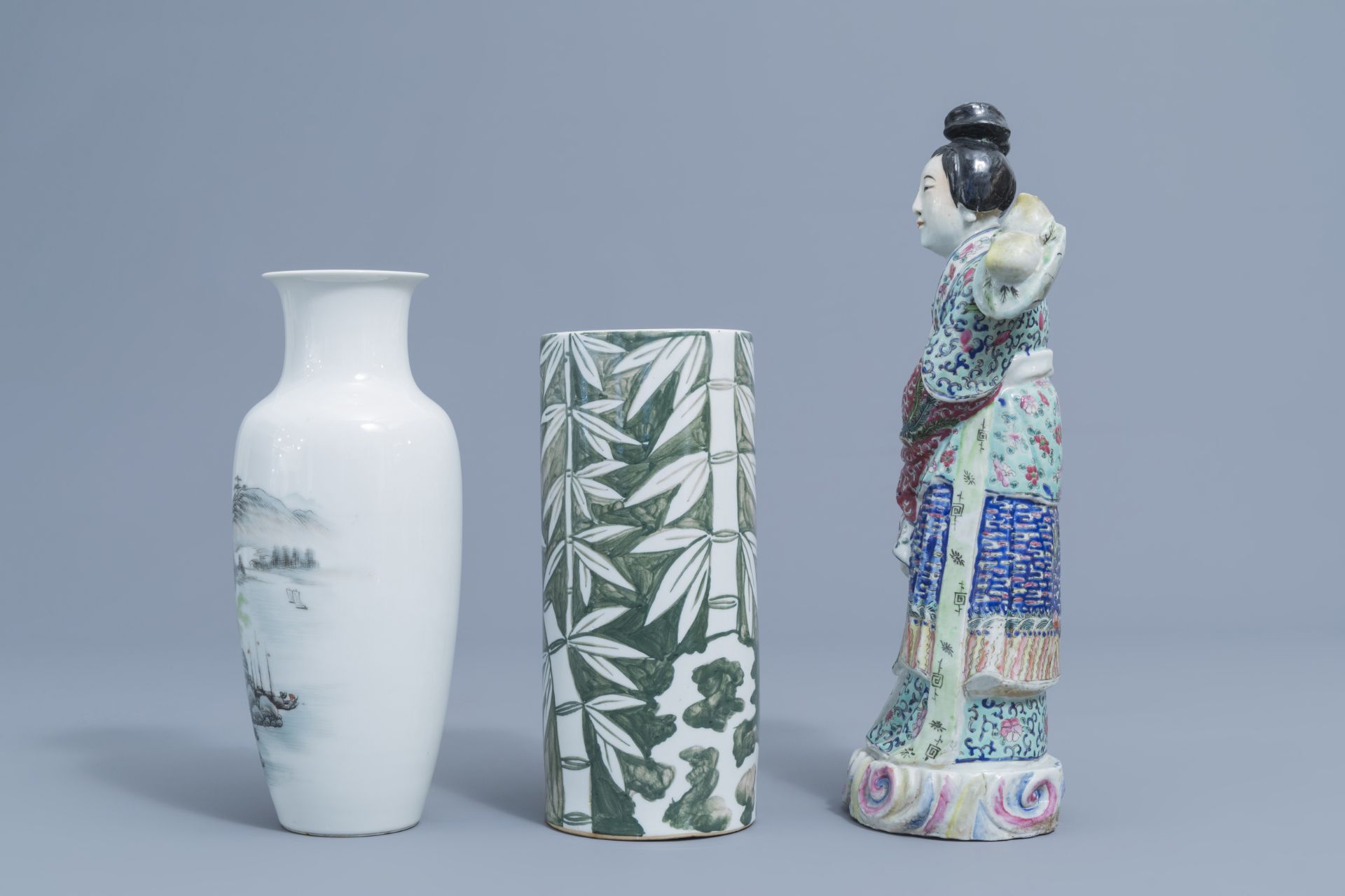 A varied collection of Chinese famille rose and famille verte porcelain, 19th/20th C. - Image 11 of 13