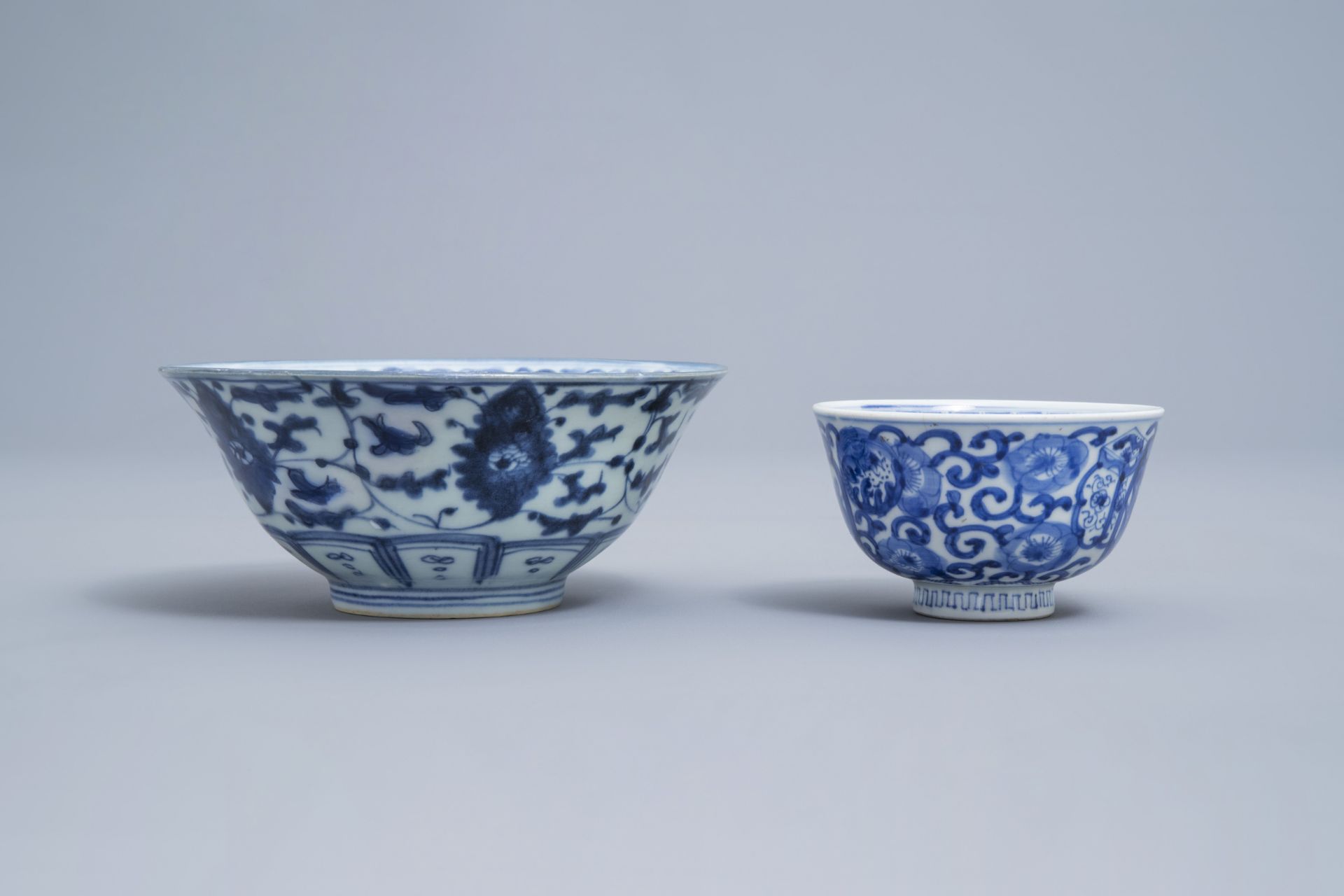 A varied collection of Chinese blue and white bowls and saucers, Ming and later - Image 18 of 30