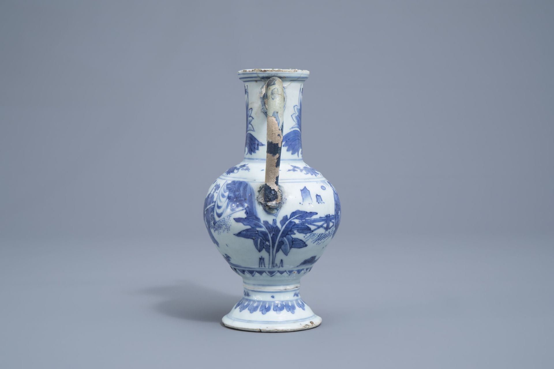 A Chinese blue and white ewer with figures in a landscape, Transitional period, 17th C. - Image 4 of 8