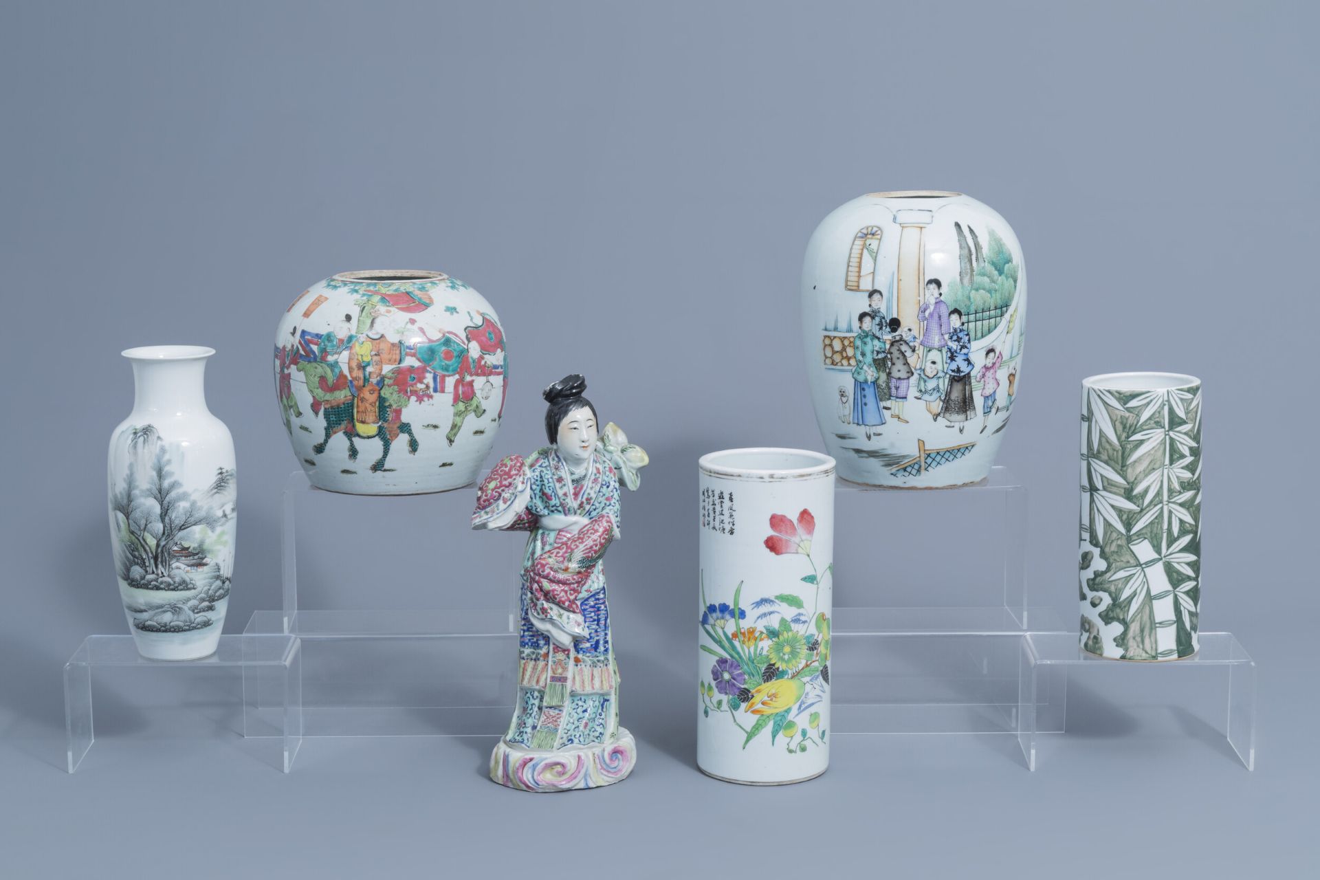 A varied collection of Chinese famille rose and famille verte porcelain, 19th/20th C.