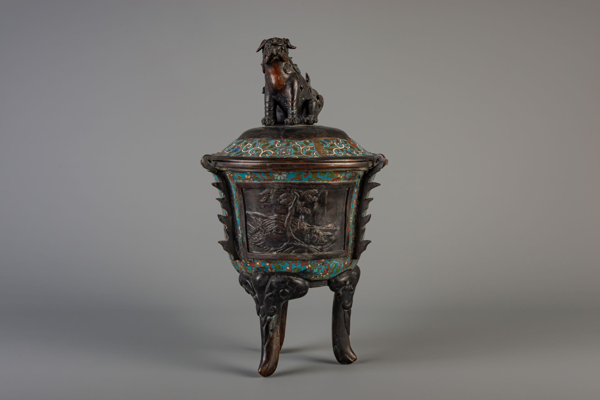 A Japanese vase, a censer and a jardiniere in champleve and cloisonne, Meiji, 19th/20th C. - Image 8 of 20