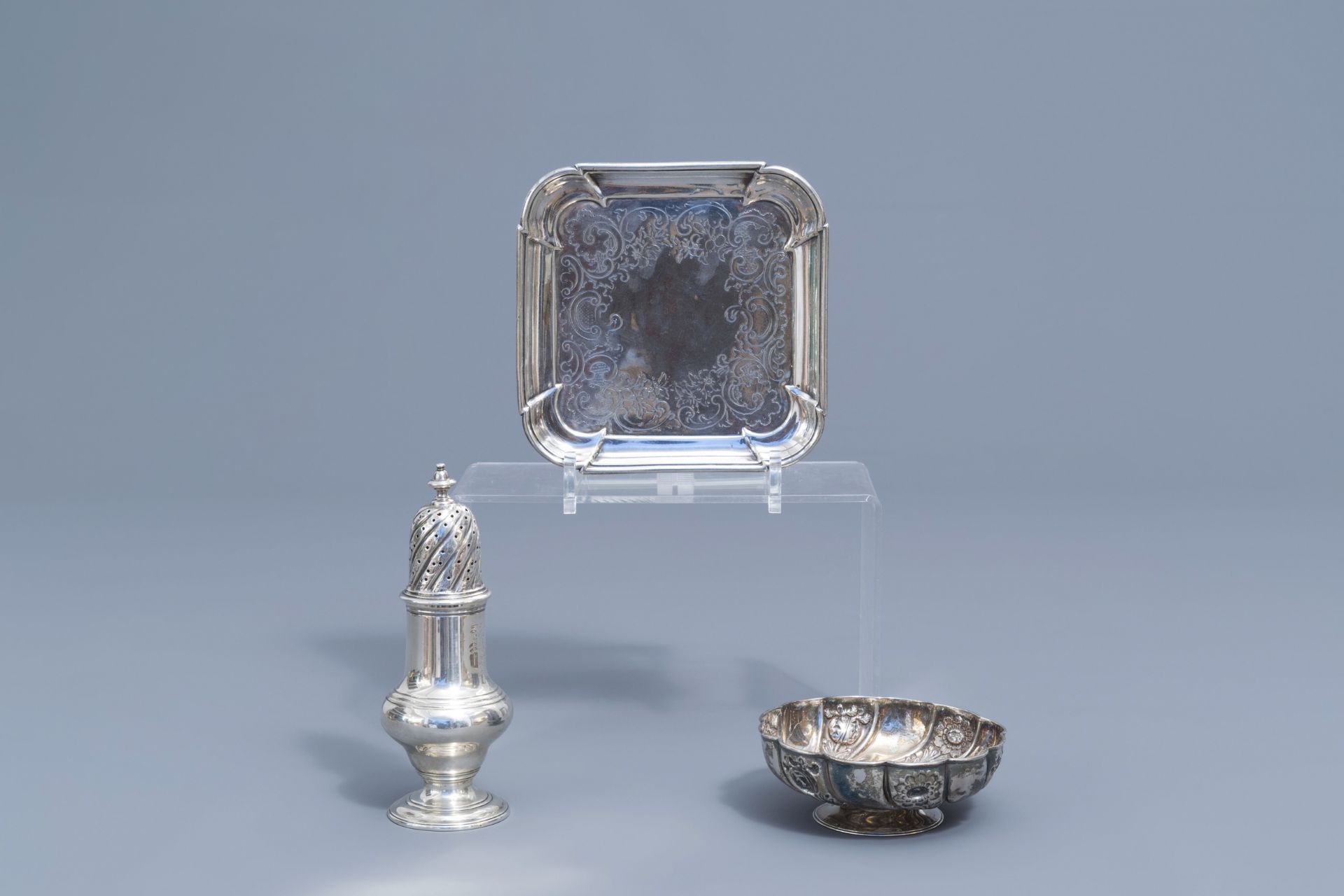 An English silver caster, a bowl on foot and a platter, various marks, 18th/19th C. - Bild 2 aus 16