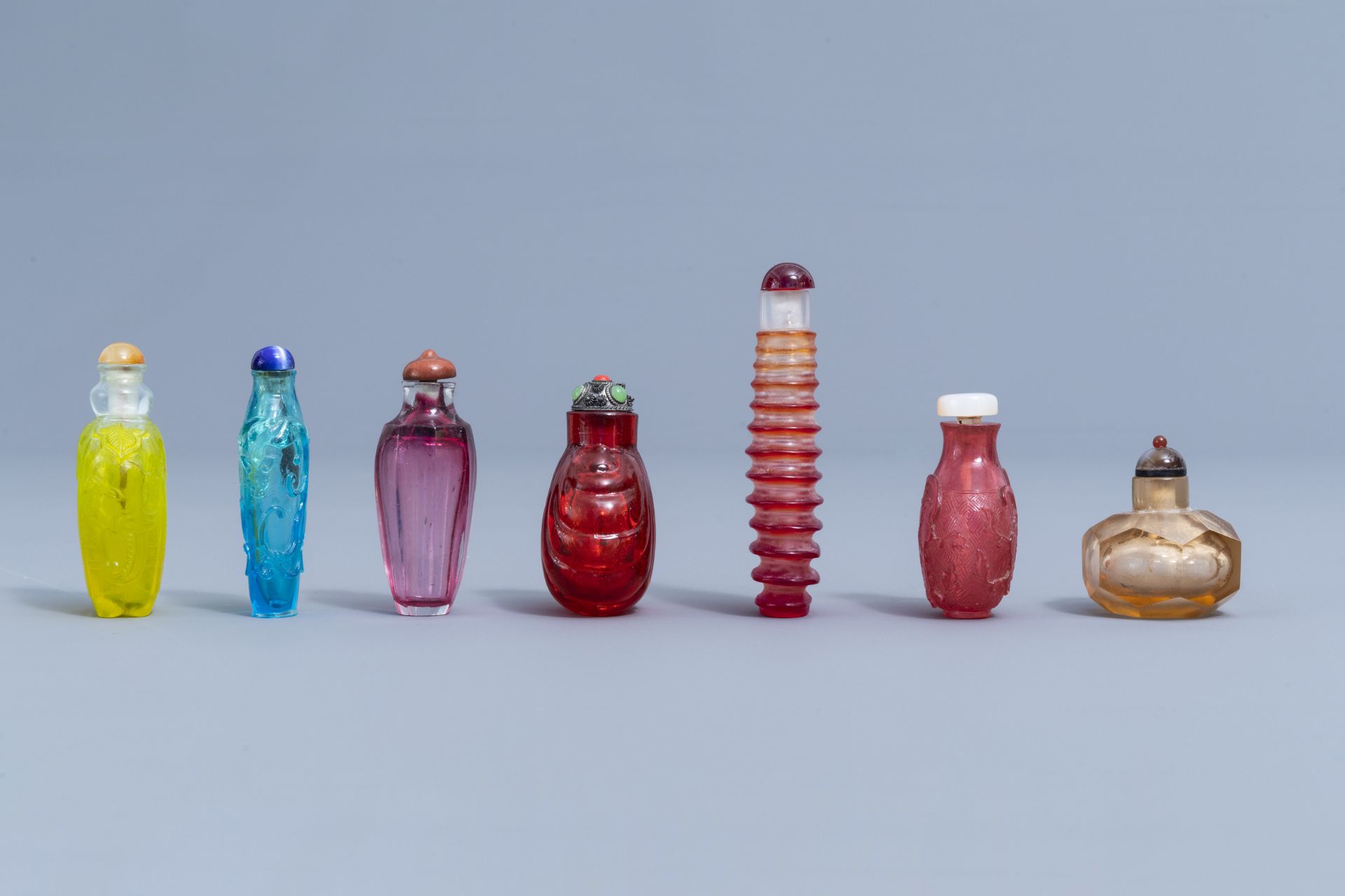 Thirteen Chinese monochrome and polychrome glass snuff bottles, 20th C. - Image 4 of 4